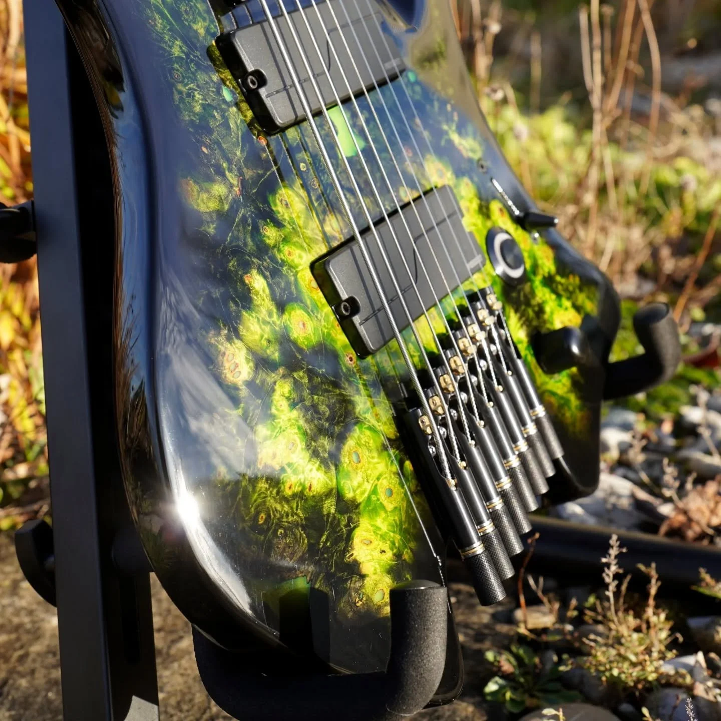 Some more pictures of this green monster! What do you see in the burl? 
.
.
@ivan.ferrus #luthier #customguitar #customguitars #metal #headless #headlessguitar #boutiqueguitars #guitarbuilding #guitarbuilder #woodworking #wood #darkart #making #maker