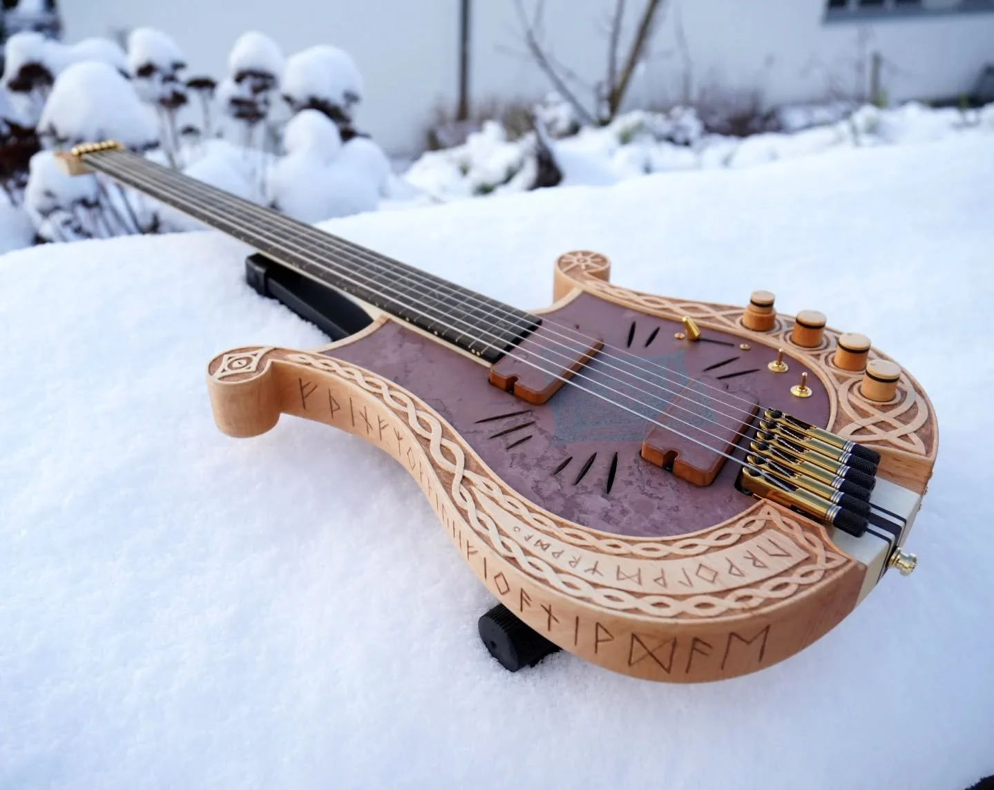 Have you already watched the YouTube video about this guitar? If not, you should go check it out now (link in bio).
This build was a lot of fun to design a craft, requiring me to learn new skills and try new processes. And the end result I think spea