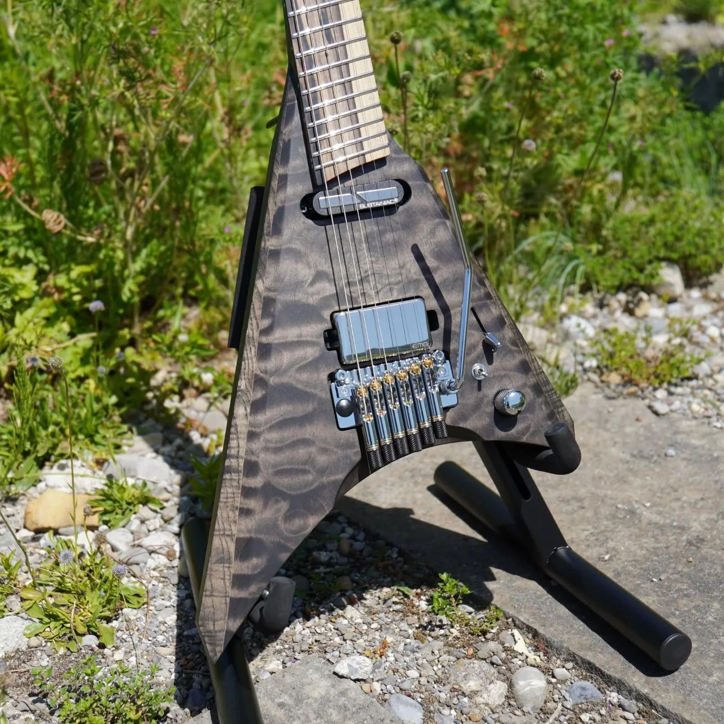 Elegant yet absolutely brutal. This Vanquisher guitar turned out amazing and plays like butter. It'll be on display at the Guitar Summit in Mannheim this fall and available after if anyone is interested. 
.
Specs:
- 6-string Vanquisher 
- 25-25.5in s
