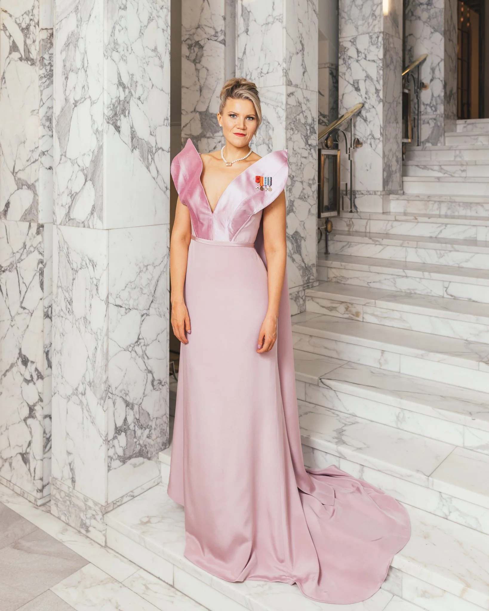 Sofia Vikman Linnan juhlassa 2024. Suunnittelija Anne-Mari Pahkala