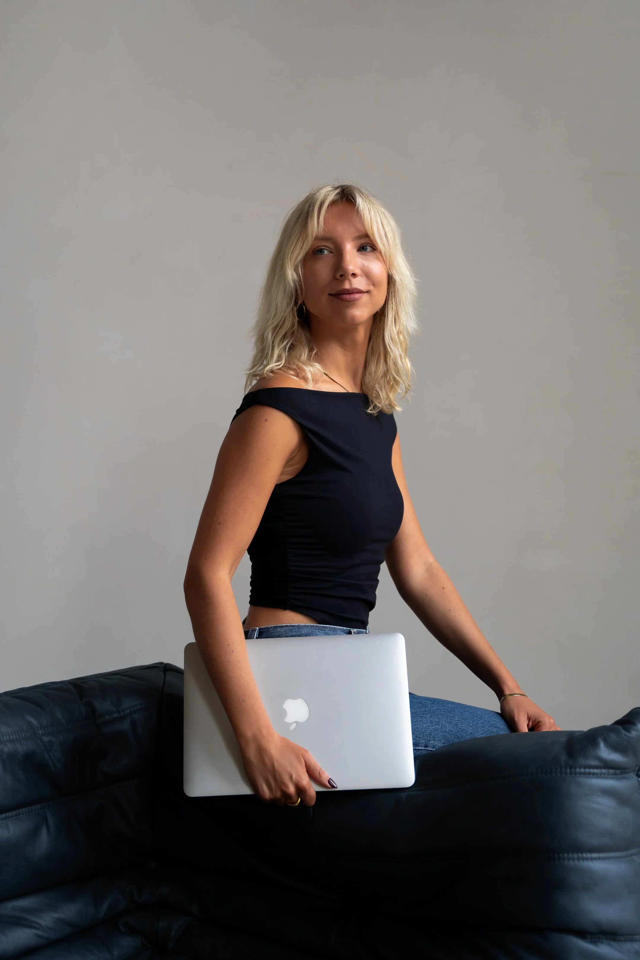 From random scrolls to brand advocates: How to stop people from scrolling and become loyal customers.