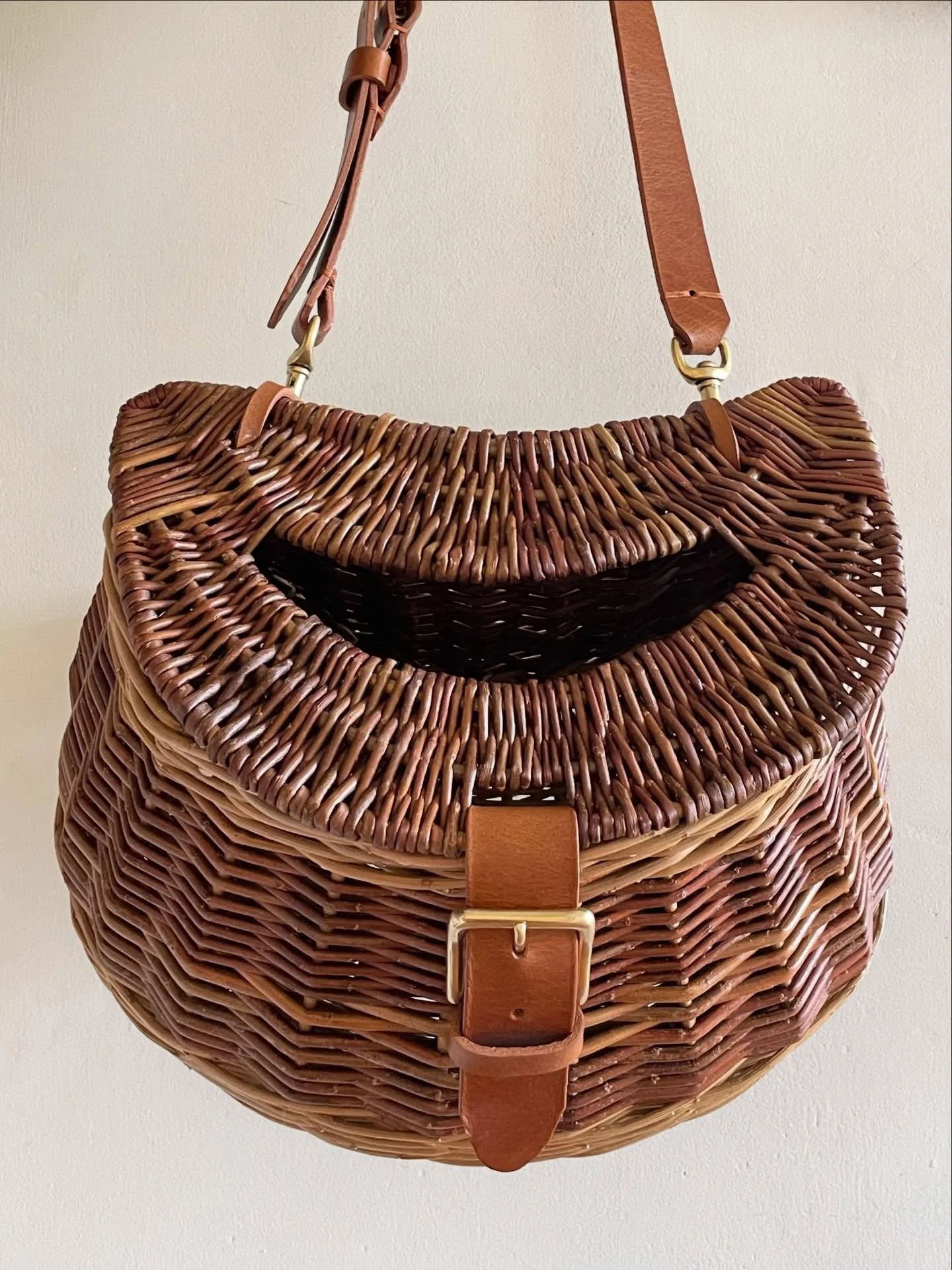 Willow fishing creel for Kelmscott Manor. 

Over the past month I&rsquo;ve been making a selection of baskets to be used at Kelmscott Manor in Oxfordshire, the home of designer, craftsman, environmentalist and revolutionary socialist William Morris &