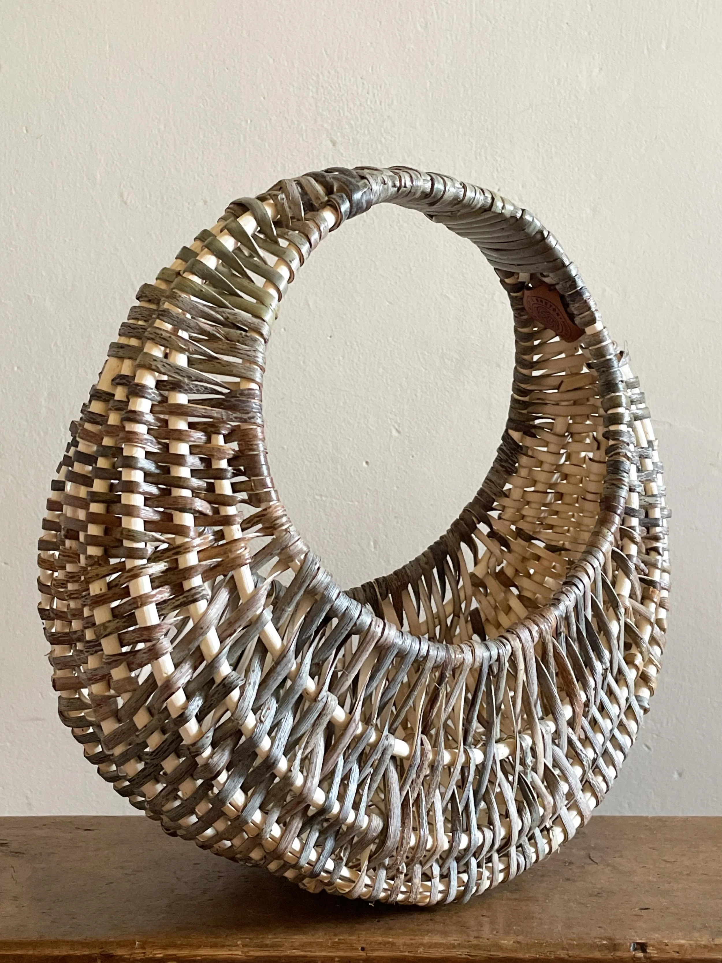 This Ose Purse is a new willow basket that I recently designed for its neat size and shape as well as the opportunity to showcase the beautiful tones of bark on skeined willow. 

The one pictured here sold within an hour of Craft Festival opening. 

