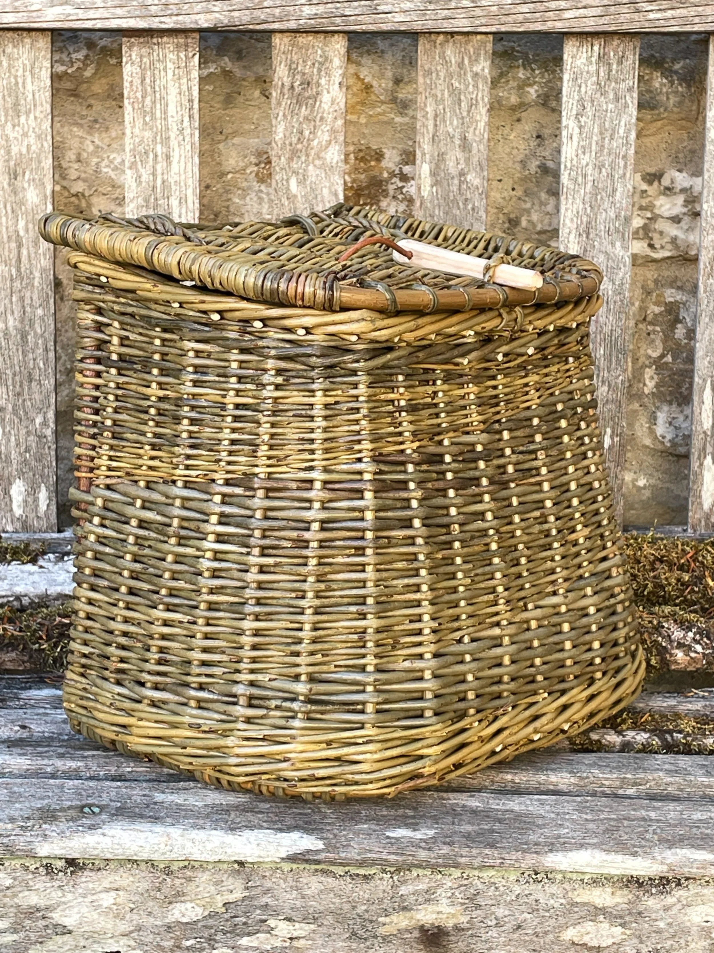 With my love of willow fishing creels and under the expert tutelage of basketmaker Fran&ccedil;ois Desplanches I was so excited to head to @suekirk.willowbaskets last week for a brilliant 3 days basketry training. 

Attention to detail, eureka moment