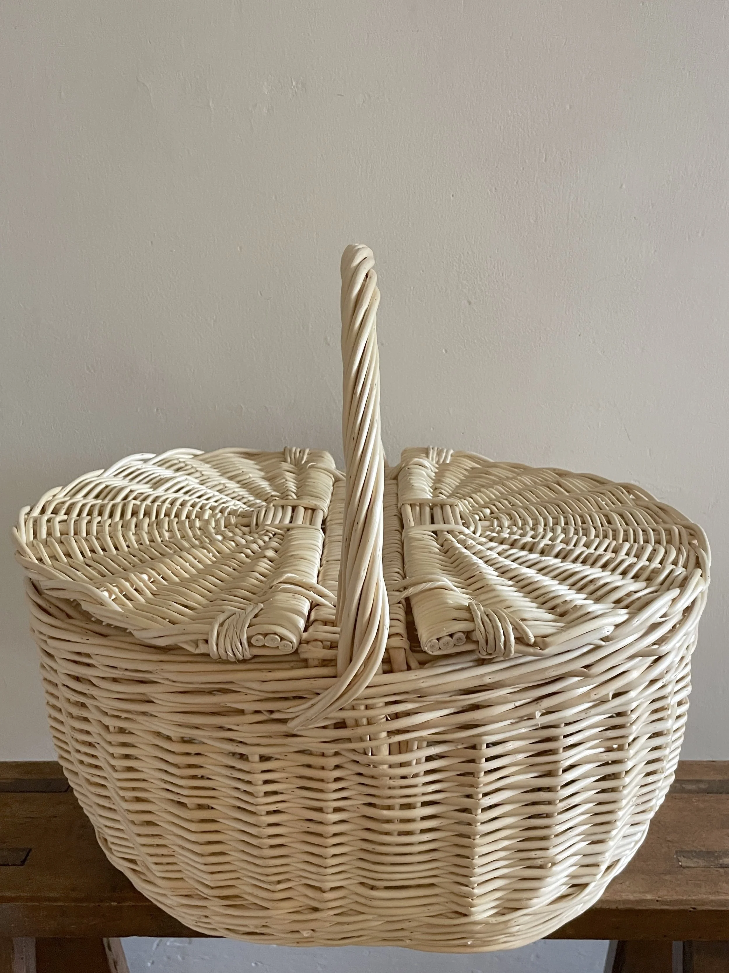 Regency Large White Oval Picnic Hamper