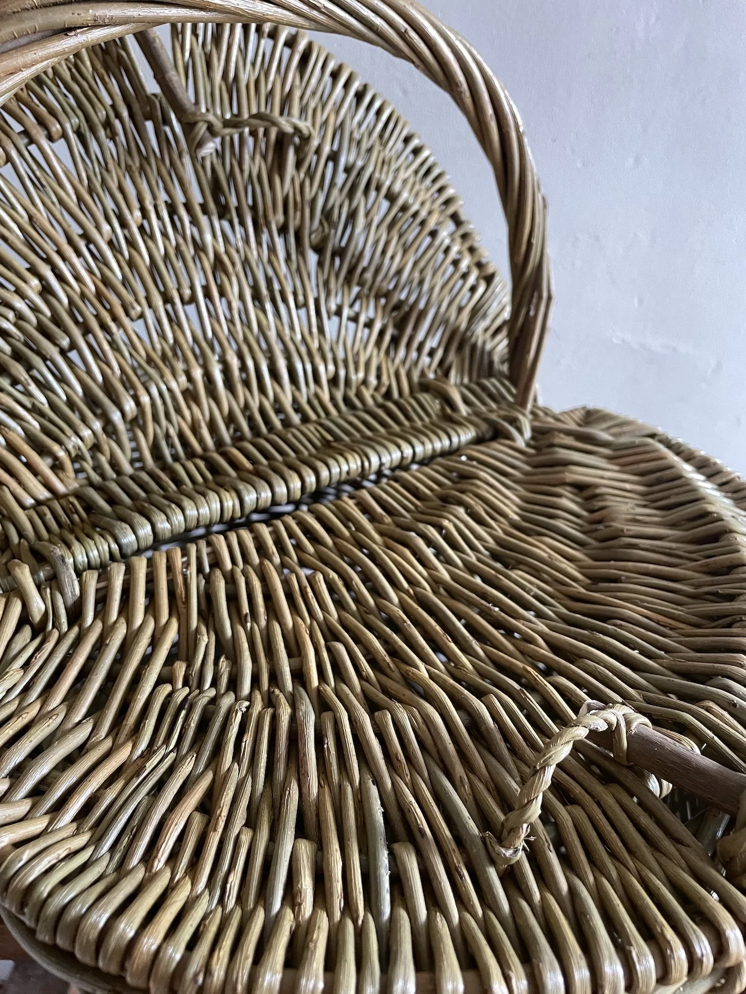 Regency Oval Picnic Hamper detail.jpeg