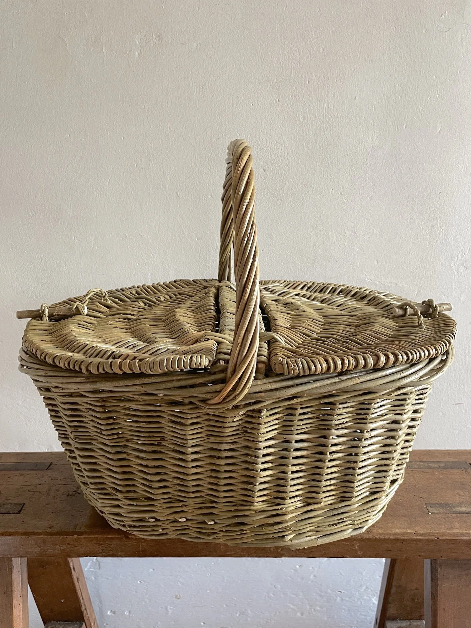 Regency Oval Picnic Hamper main.jpeg