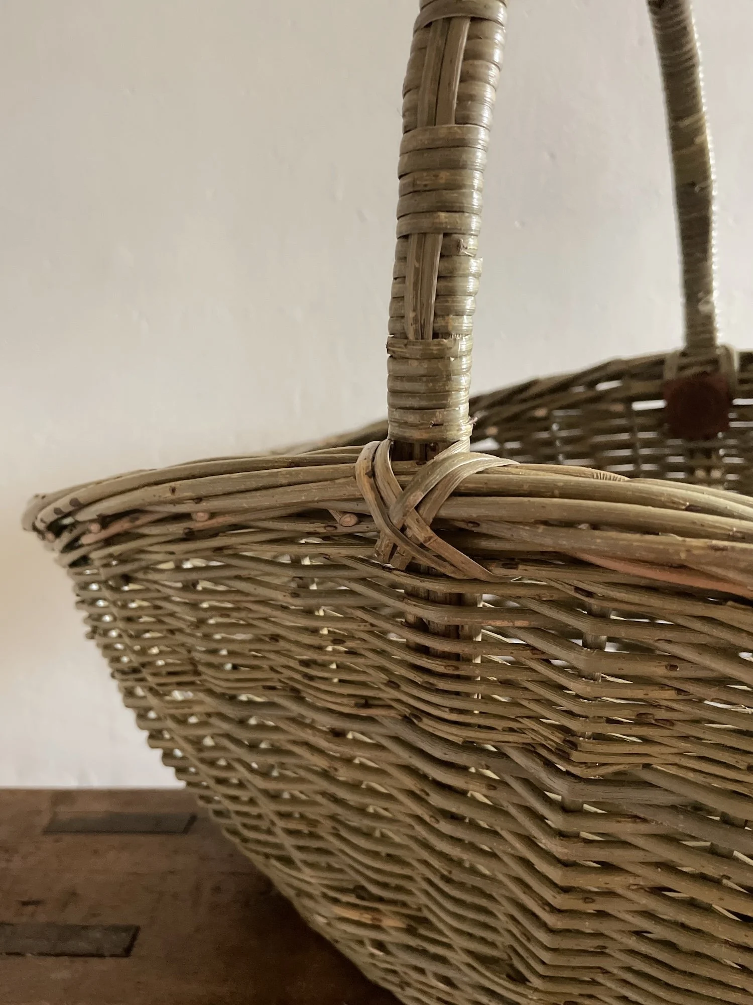 Regency Oval Shopping Basket Detail.jpeg