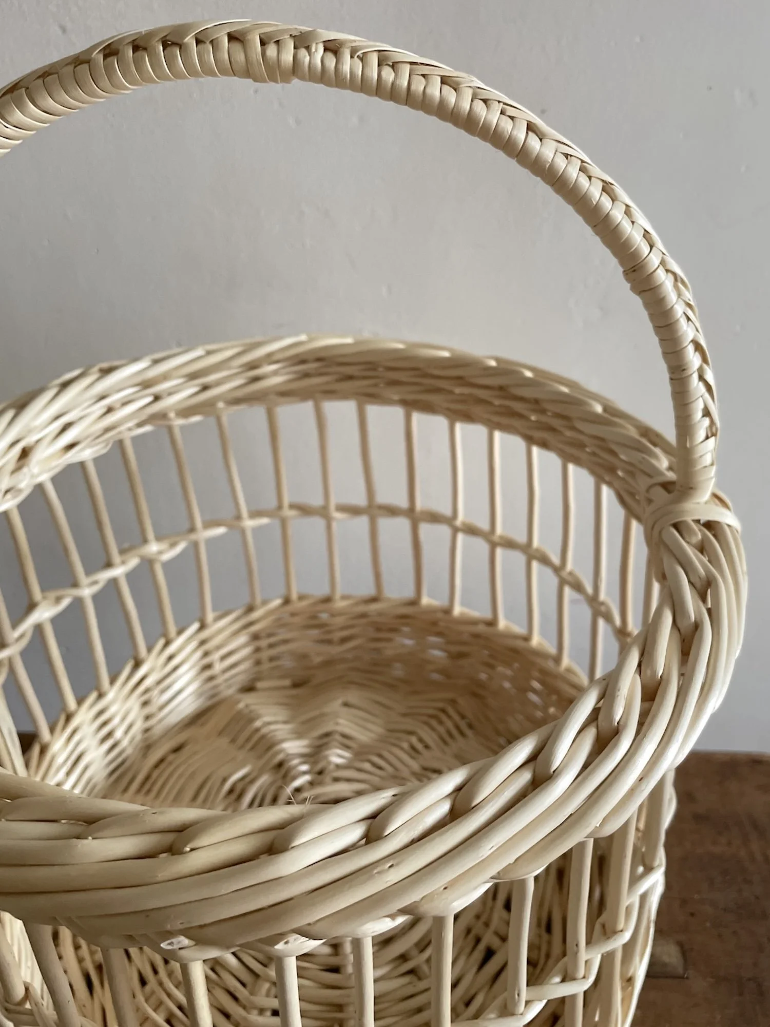 Regency Fitched Round Basket Border detail.jpeg
