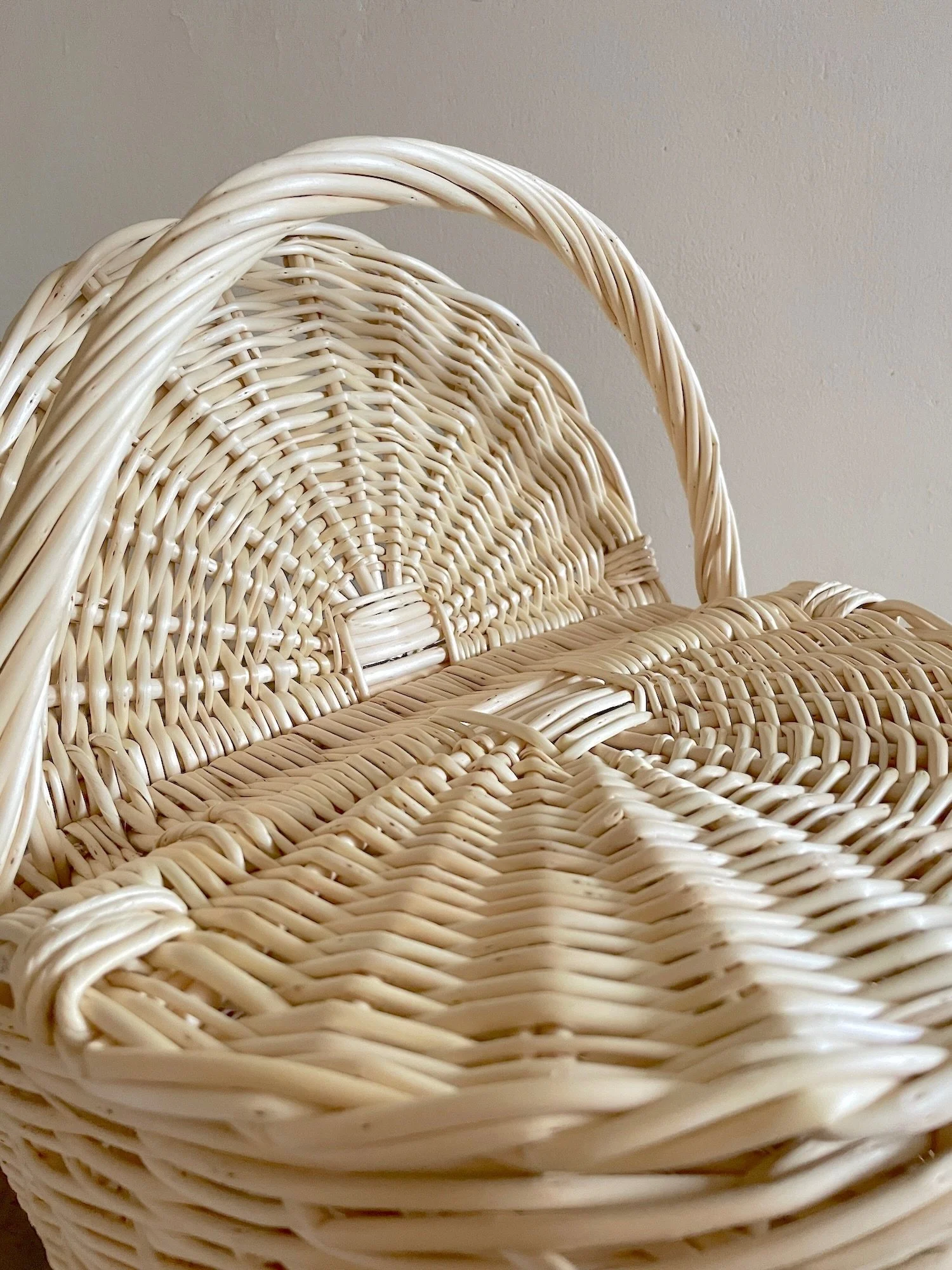 Large Oval Curvy Picnic Hamper Lids Detail.JPG