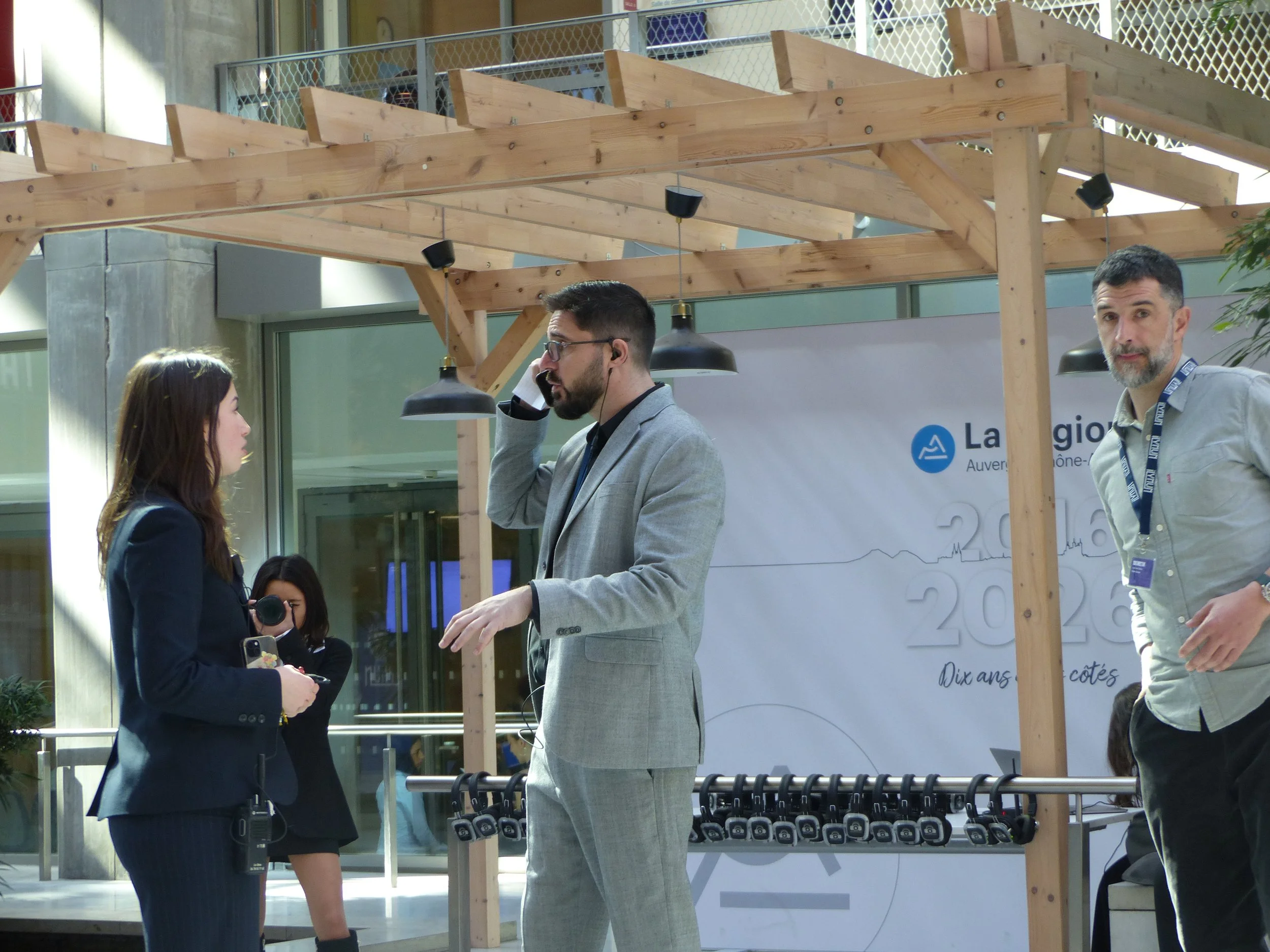 Tom talking to SG.JPG