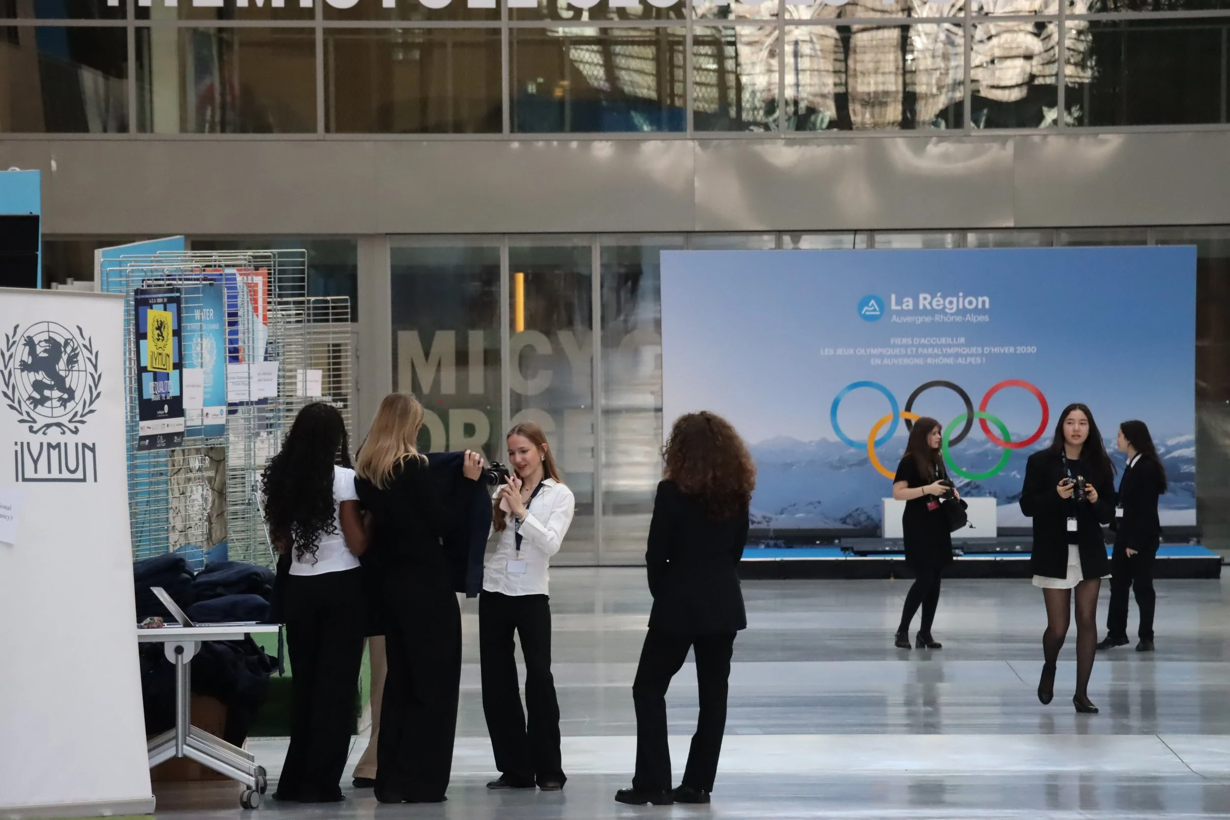 Press taking picks.JPG