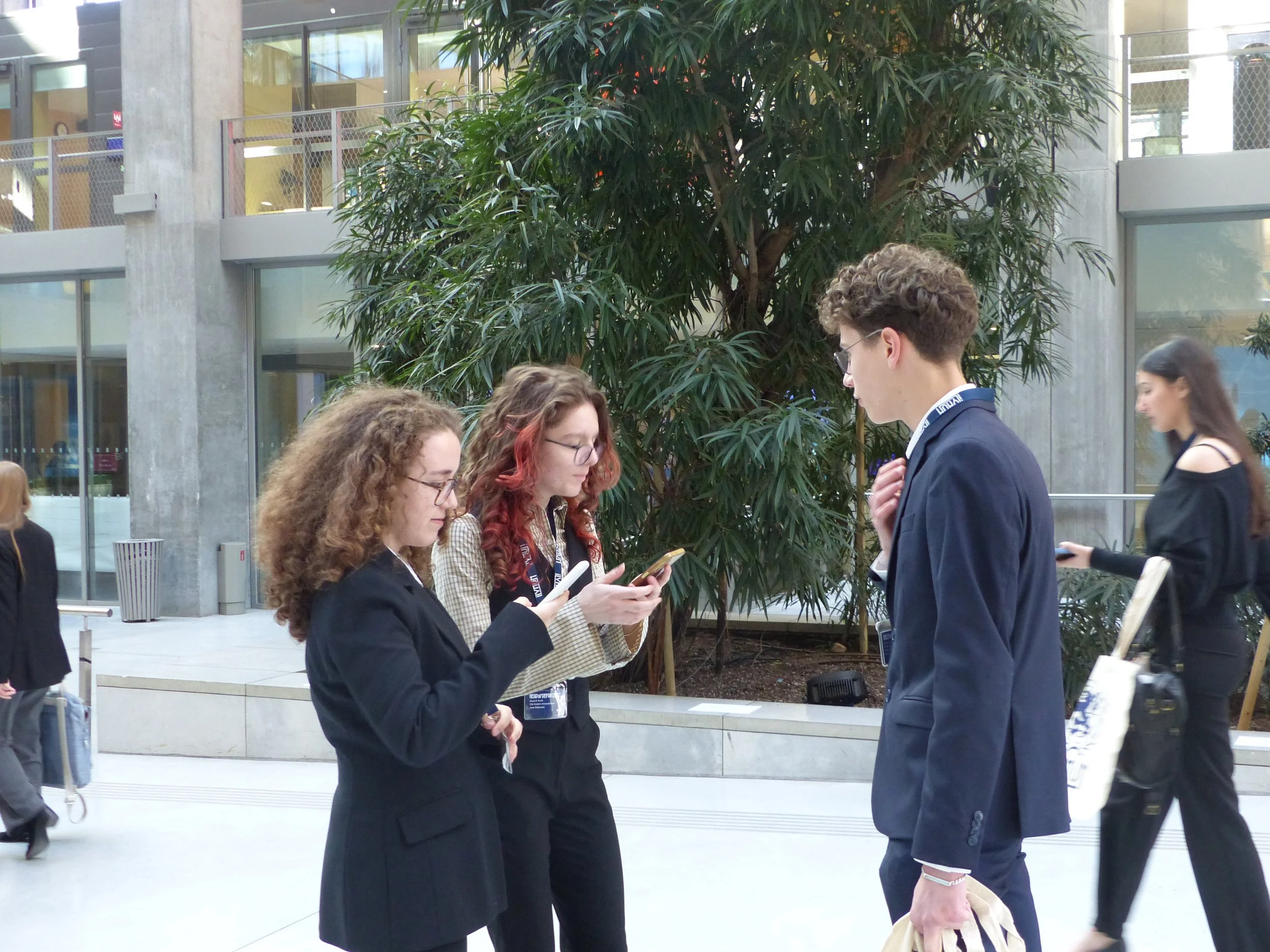 Girls on their phones.JPG