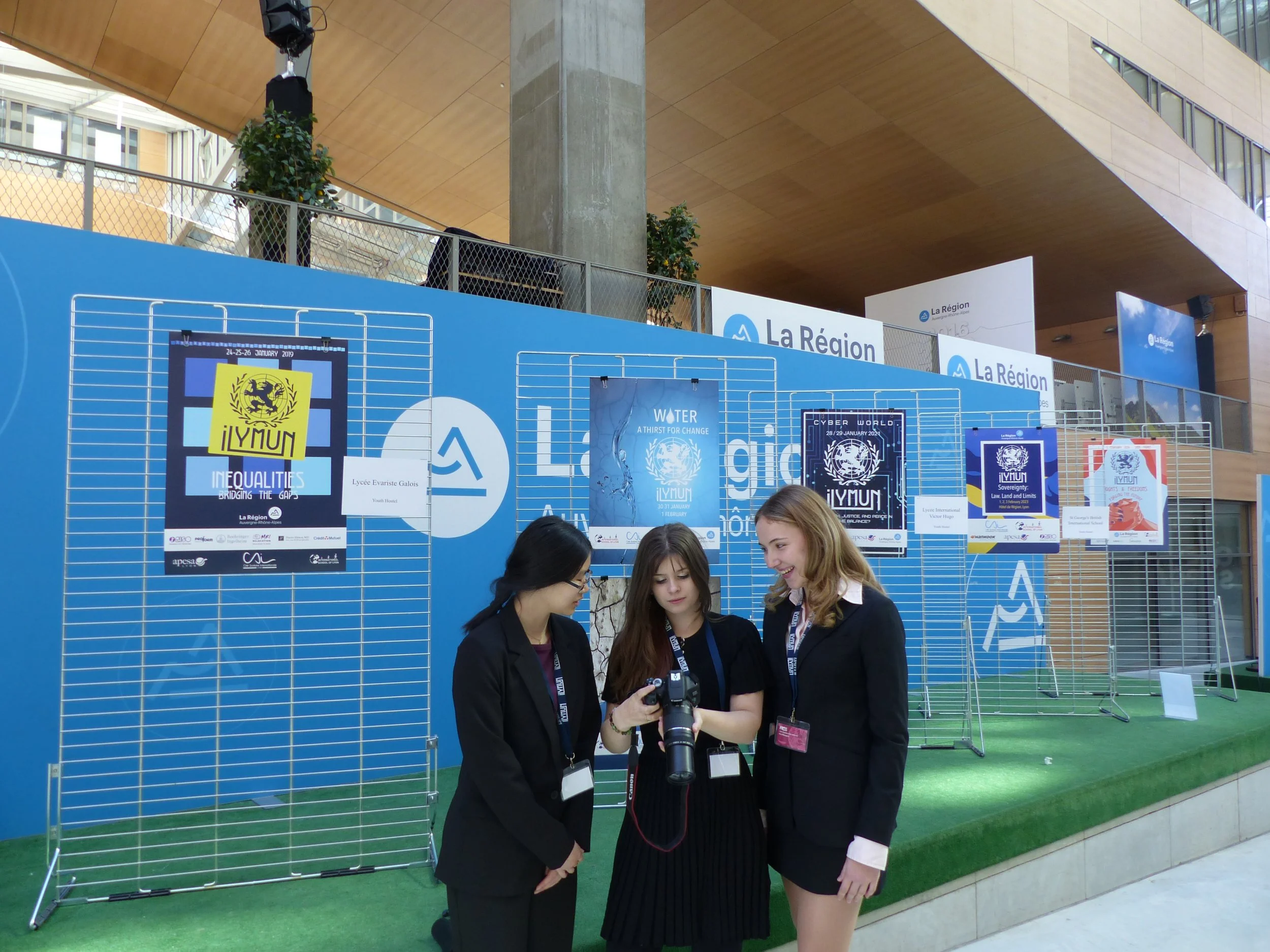 Girls checking the photos(1).JPG