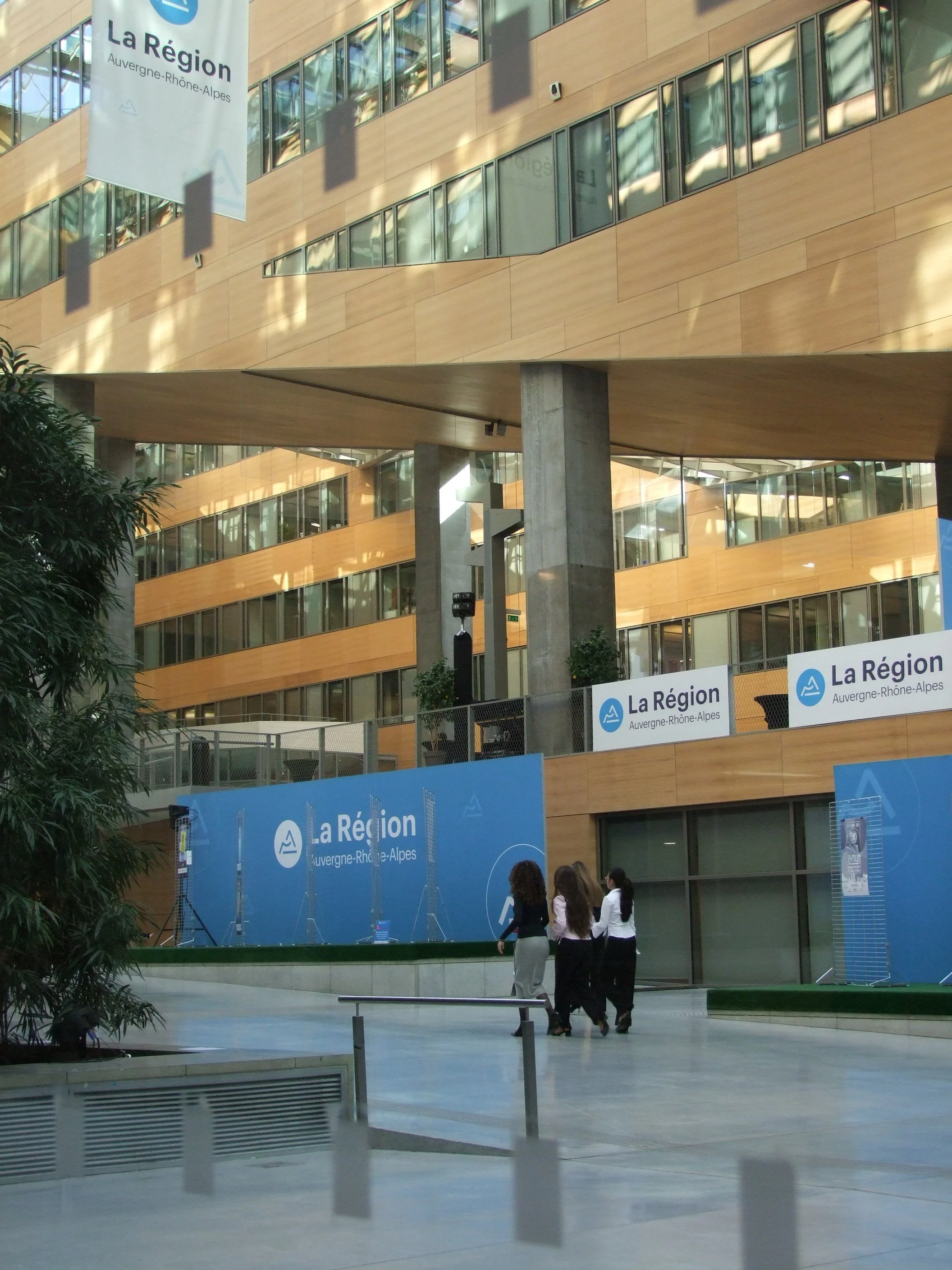 grande allée - ppl walking.jpg