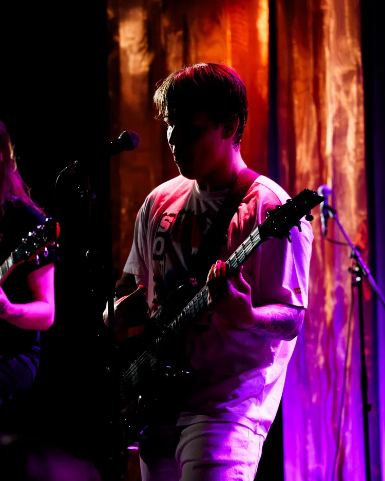 Gitarist på scenen i fargerikt lys