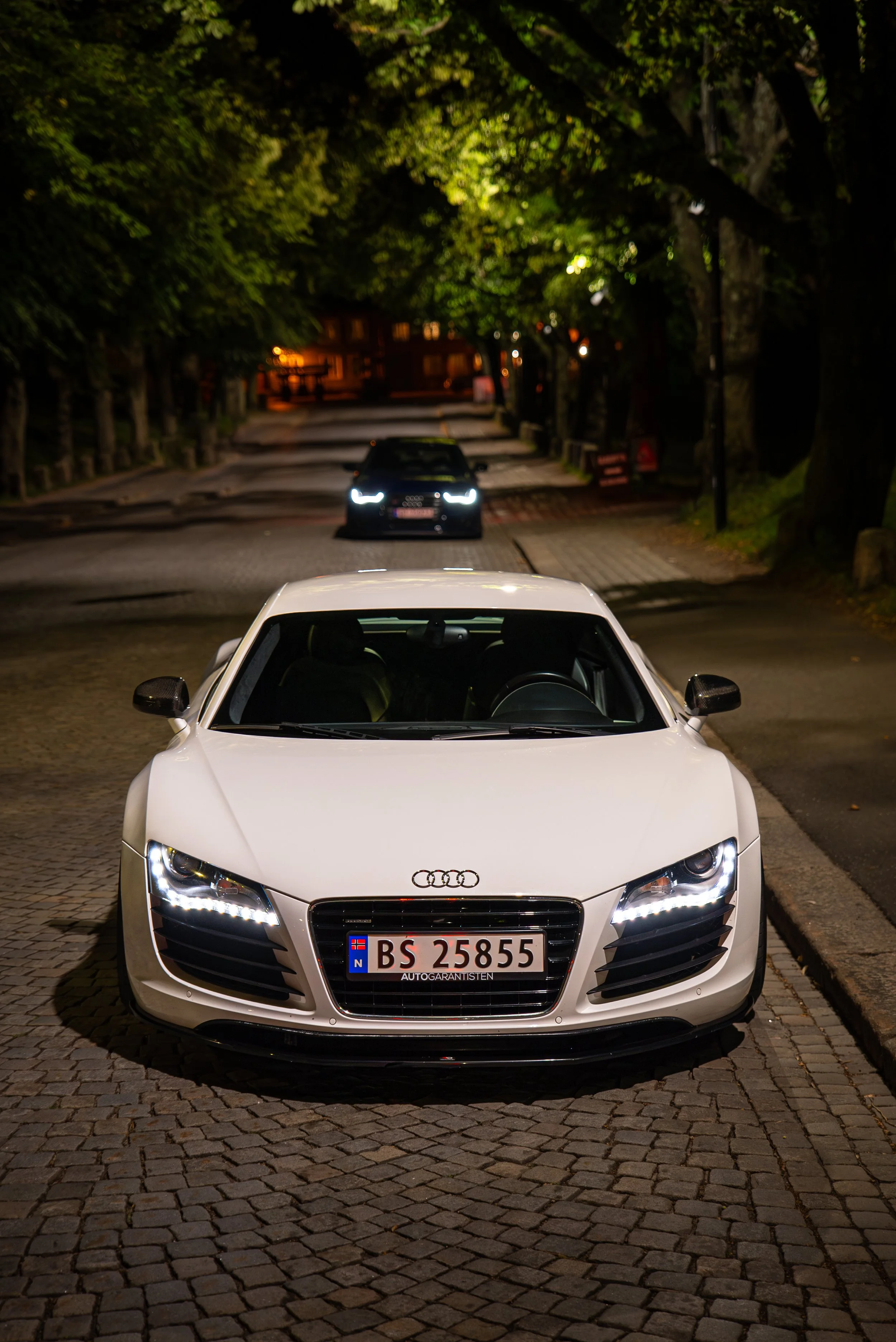 Hvit Audi R8 på brostein om natten