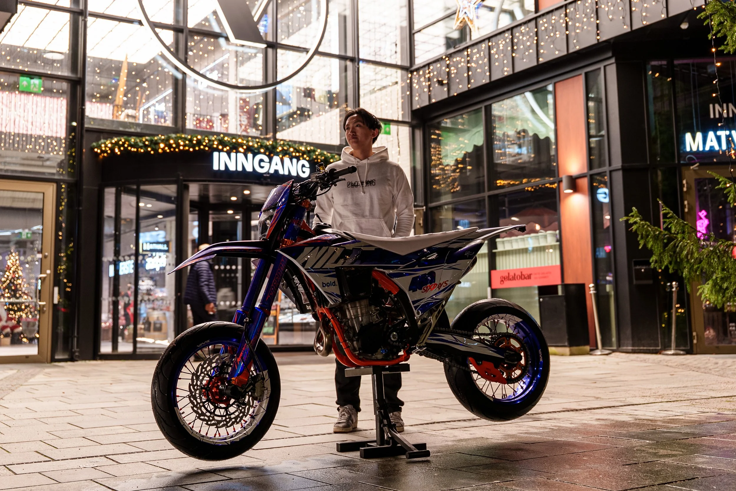 Profesjonell motorsykkel fotografering av supermoto tatt i bymiljø i Fredrikstad Østfold