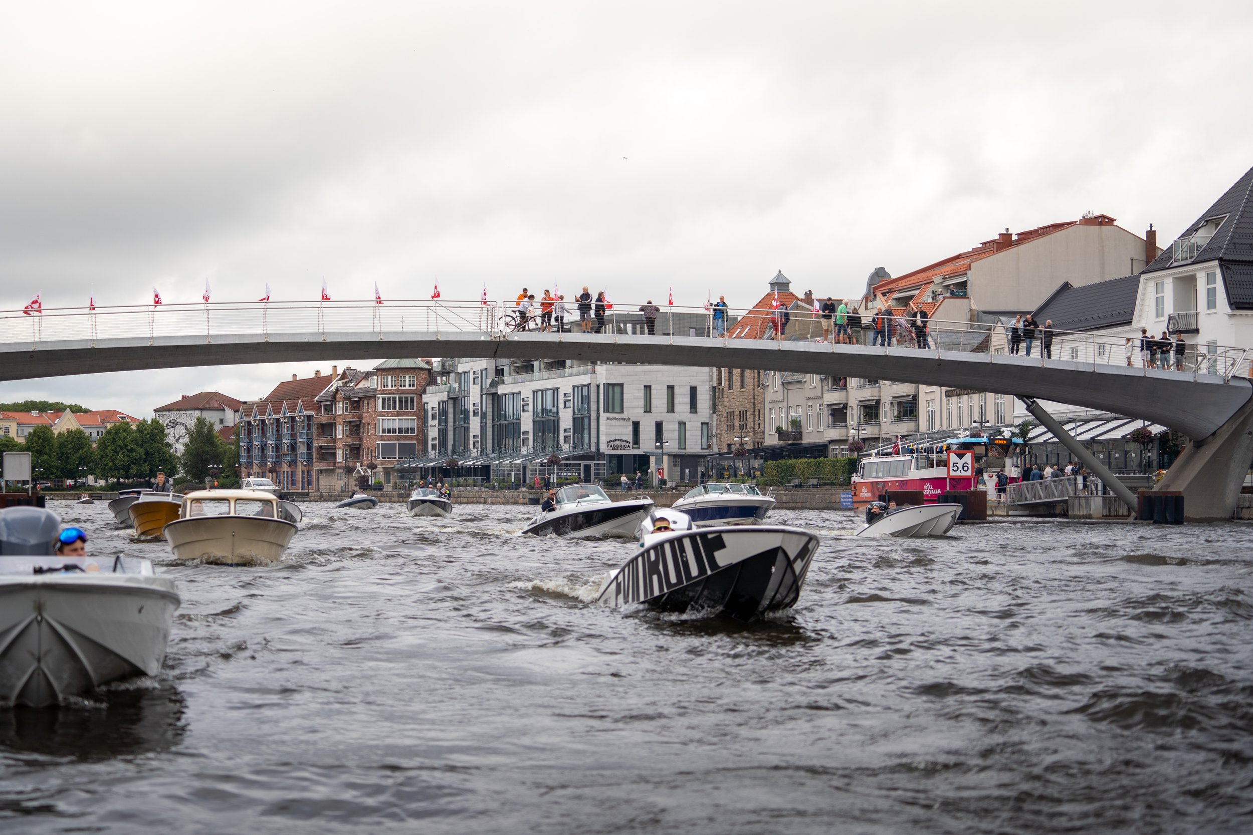Båter på elva under en gangbro i Fredrikstad