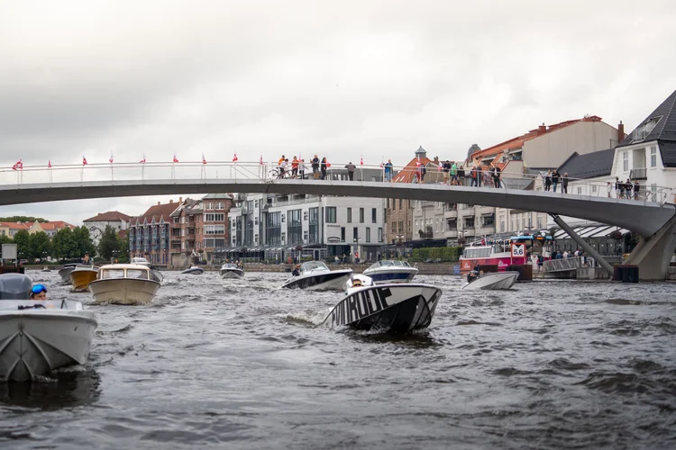 Båter på elva under en gangbro i Fredrikstad