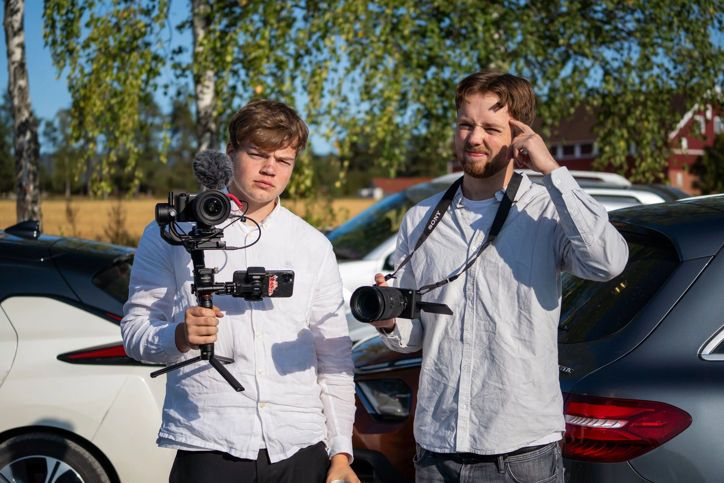To fotografer med kamera og gimbal under et filmopptak