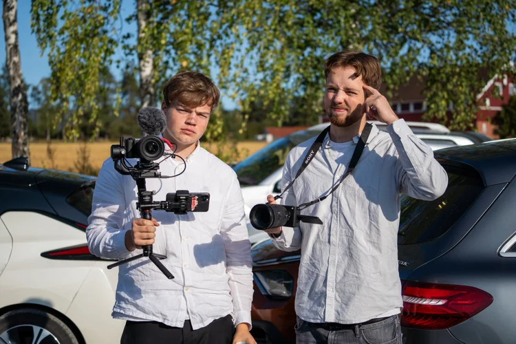 To fotografer med kamera og gimbal under et filmopptak