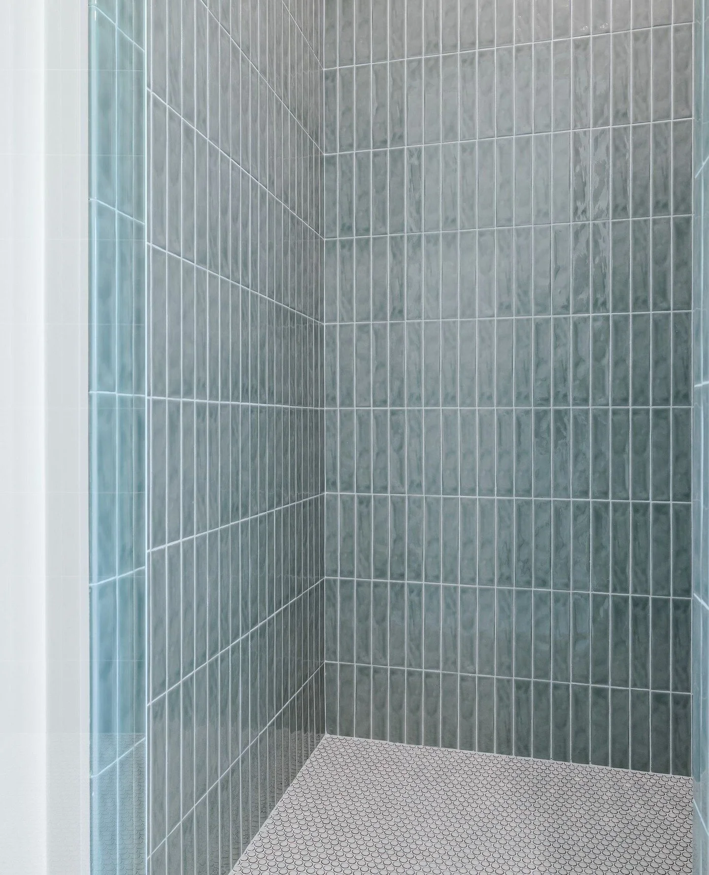 Tile that makes you want to shower twice a day. ⁠🧖&zwj;♀️⁠
⁠
Discover a refreshed homebuilding experience in Bluffton and Hilton Head, SC by visiting our website bellwethersc.com⁠
⁠
Tile: @savannahsurfaces ⁠