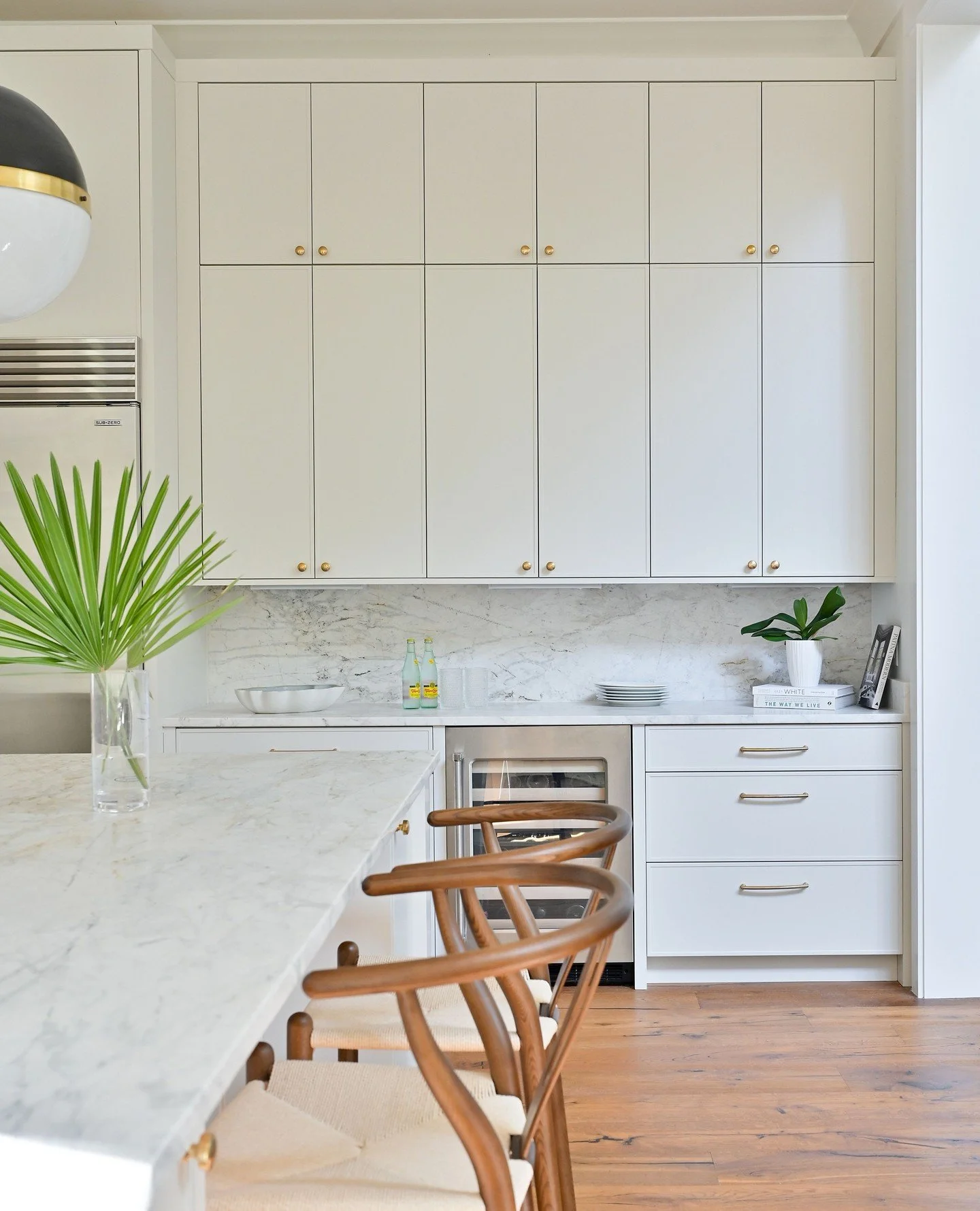 Light, bright, and beautifully balanced. ✨️⁠
⁠
Honoring tradition while building what&rsquo;s next - the Bellwether way. ⁠
⁠
Vendors:⁠
Cabinets: @bentwoodkitchens⁠
Counters: Calacatta Matarazzo Honed Marble @prestigestoneandtile⁠
Appliances: @billywo