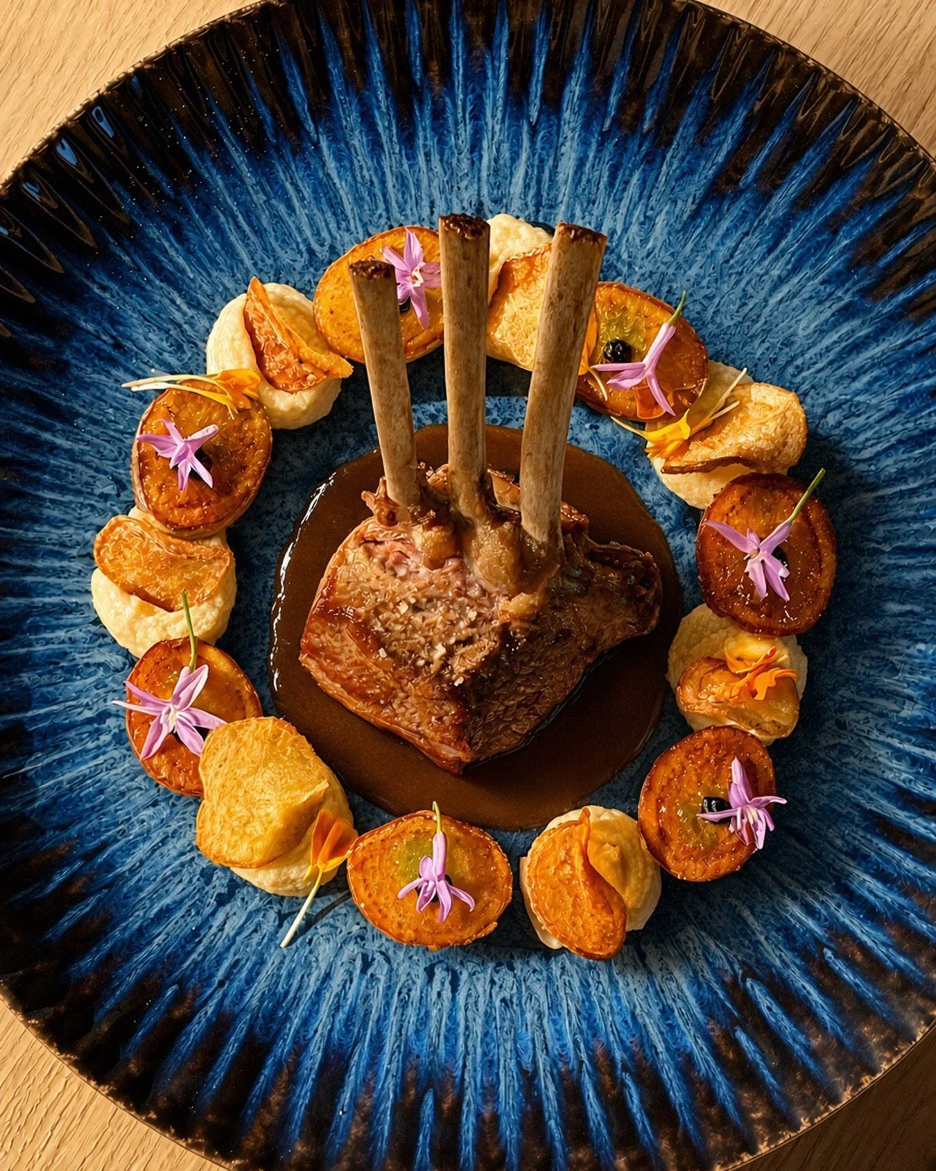 Carré d&rsquo;agneau rôti, mousseline de fenouil confit &amp; rondelles de pommes grenaille, jus au romarin.

𝐋&rsquo;𝐀𝐮𝐛𝐞𝐫𝐠𝐞 𝐝𝐮 𝐂𝐫𝐨𝐢𝐬𝐬𝐚𝐧𝐭
𝟧𝟤 𝗊𝗎𝖺𝗂 𝖽𝖾 𝗅𝖺 𝖫𝗈𝗂𝗋𝖾, 𝖱𝗈𝖼𝗁𝖾𝖼𝗈𝗋𝖻𝗈𝗇, 𝟥𝟩𝟤𝟣𝟢 𝖥𝗋𝖺𝗇𝖼𝖾
𝘙&eac