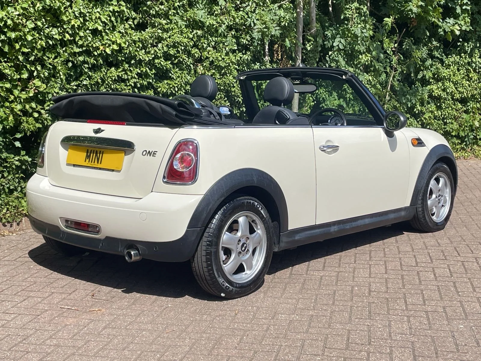 LD60 Pepper White Automatic One Convertible 3.jpg