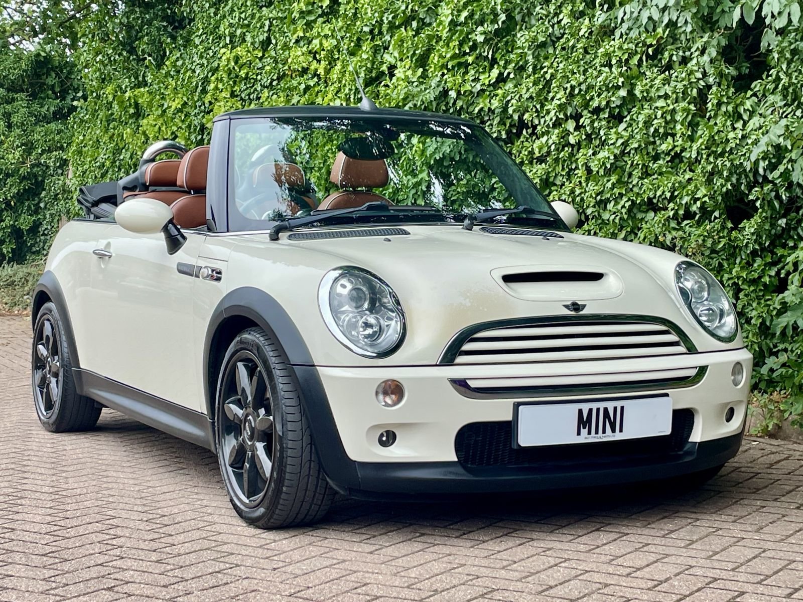 HK07 White Automatic Cooper S Sidewalk 1.jpg