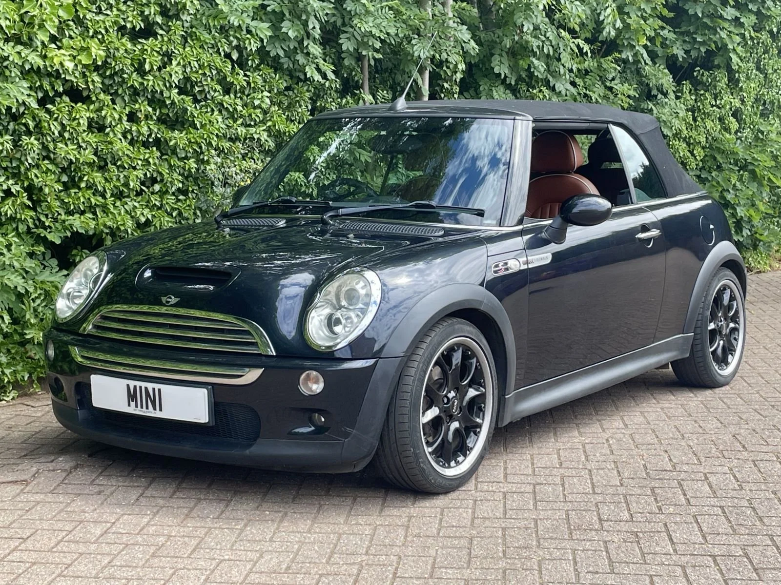 MF08 Astro Black Cooper S Sidewalk Manual 16.jpg