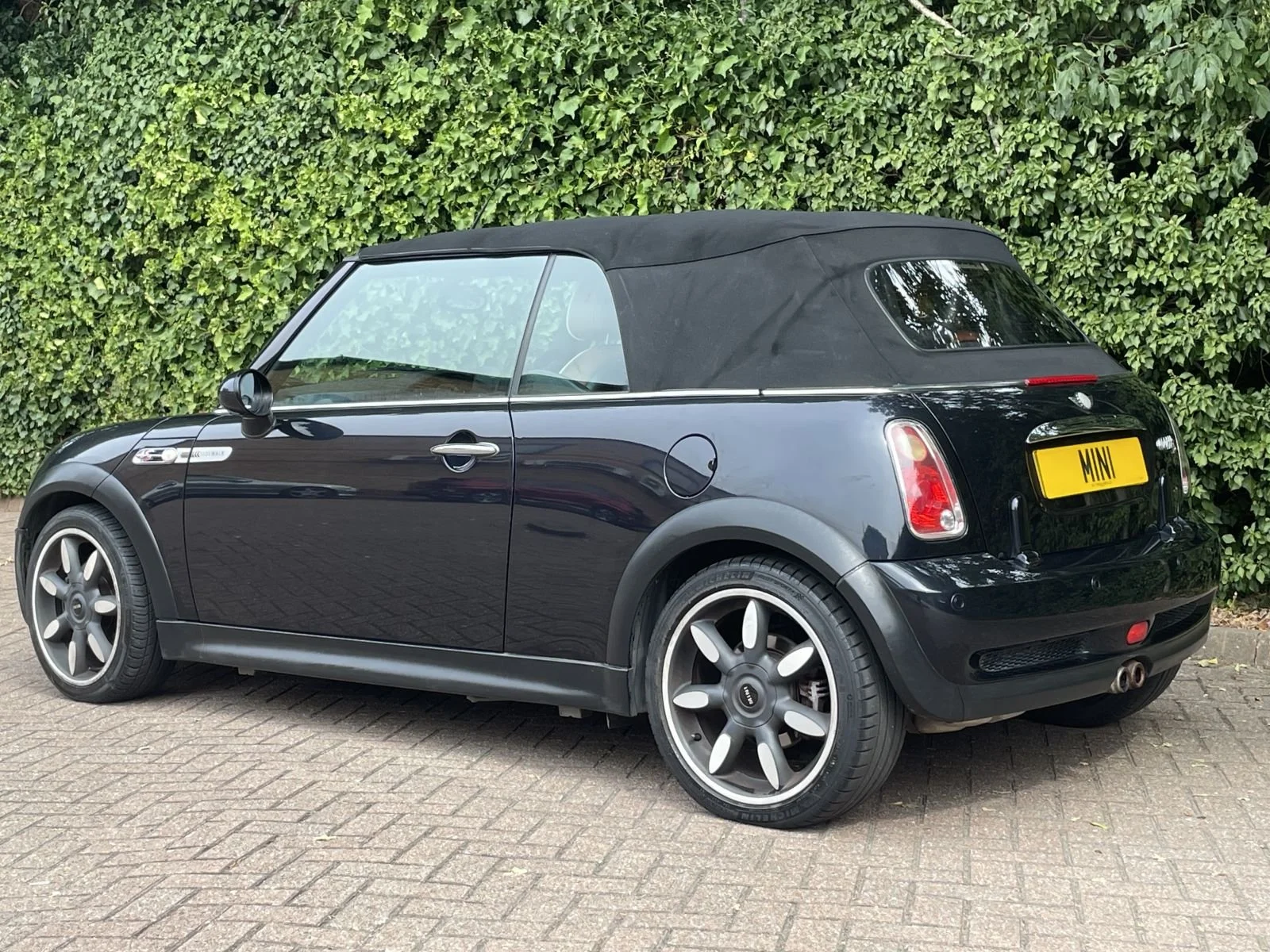 YG57 Astro Black Cooper S Sidewalk 16.jpg