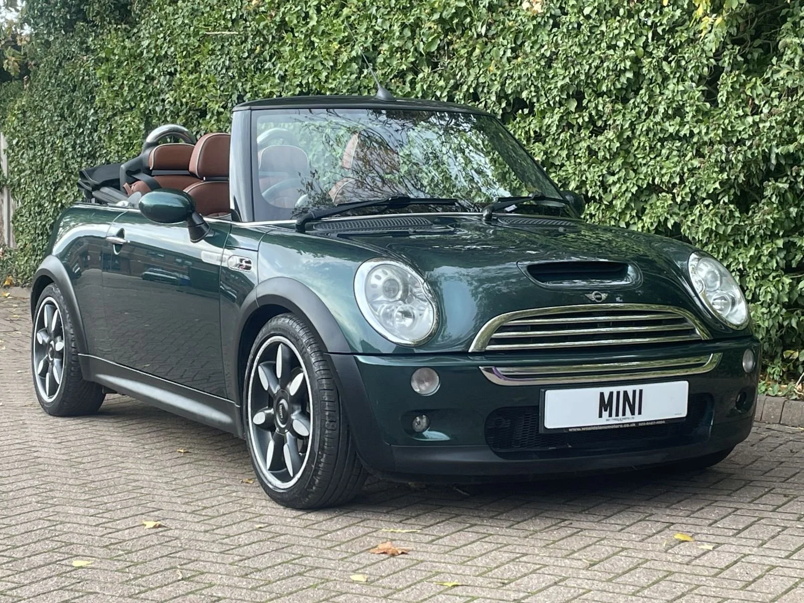 EF07 British Racing Green Sidewalk Cooper S Automatic 1.jpg