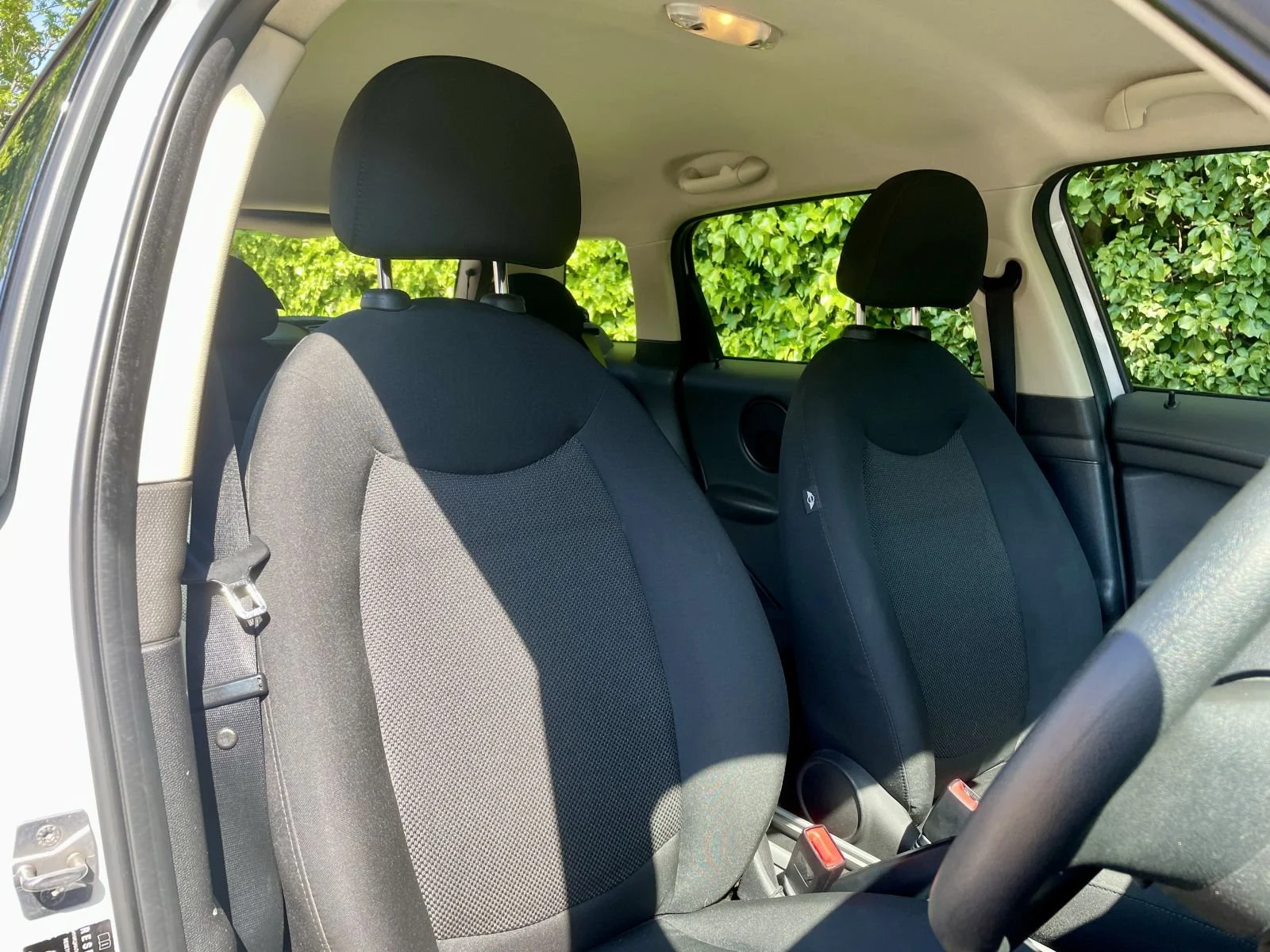 LN12 Light White Cooper Countryman Automatic 9.jpg