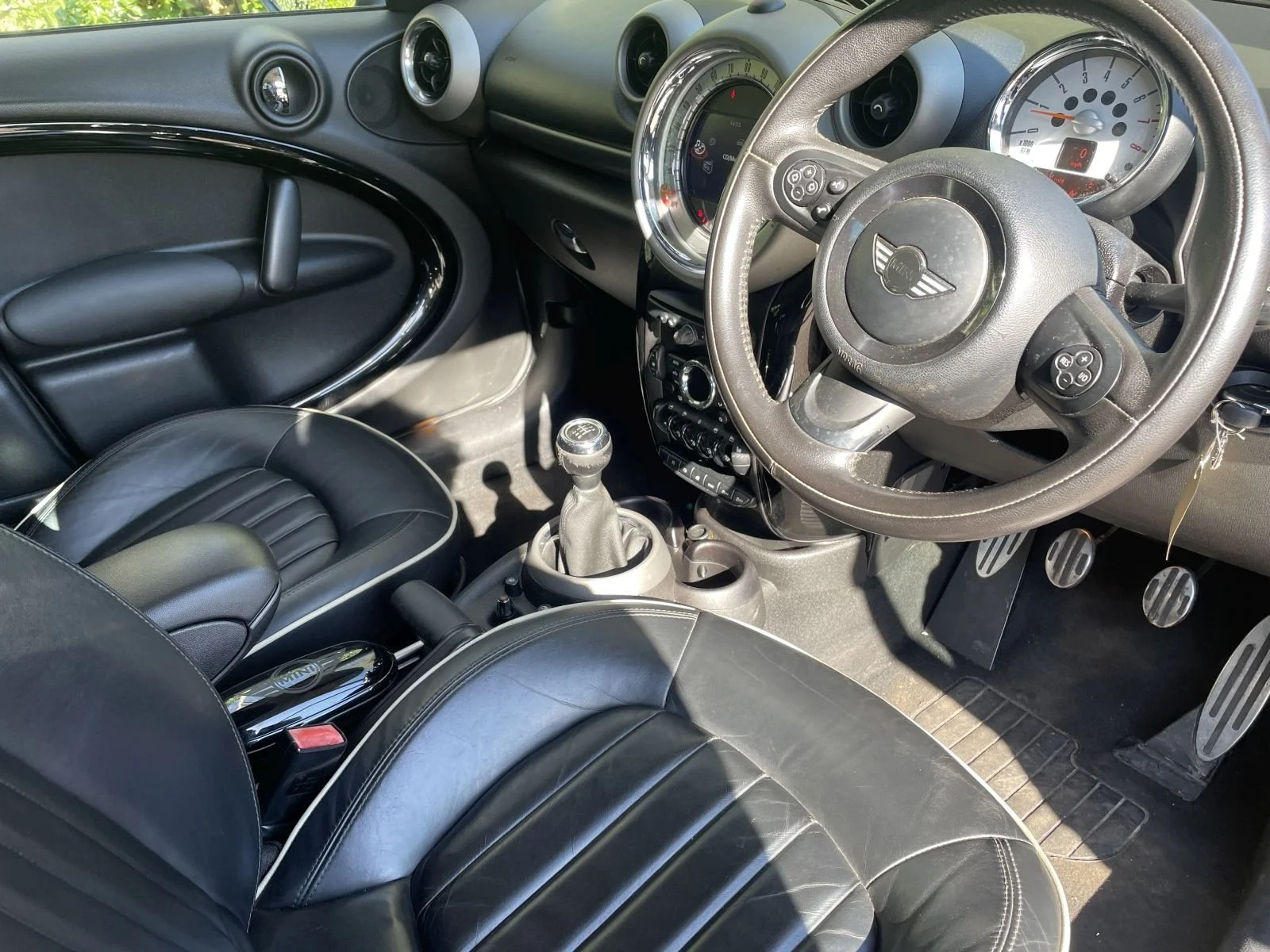 GU61 Absolute Black Metallic Countryman Cooper S Manual 6.JPG