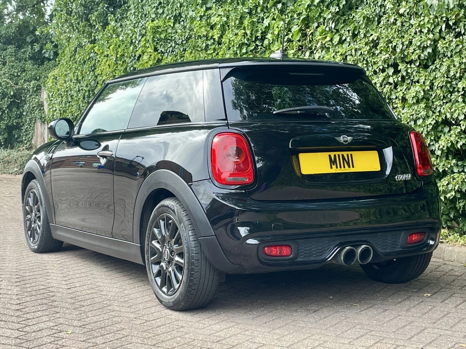 LO14 Black Cooper Manual 21.jpg