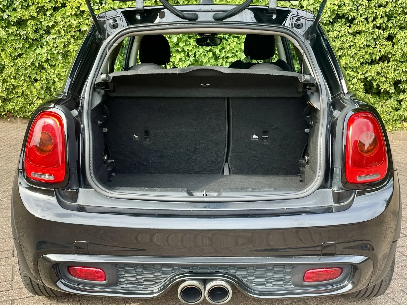 LO14 Black Cooper Manual 16.jpg