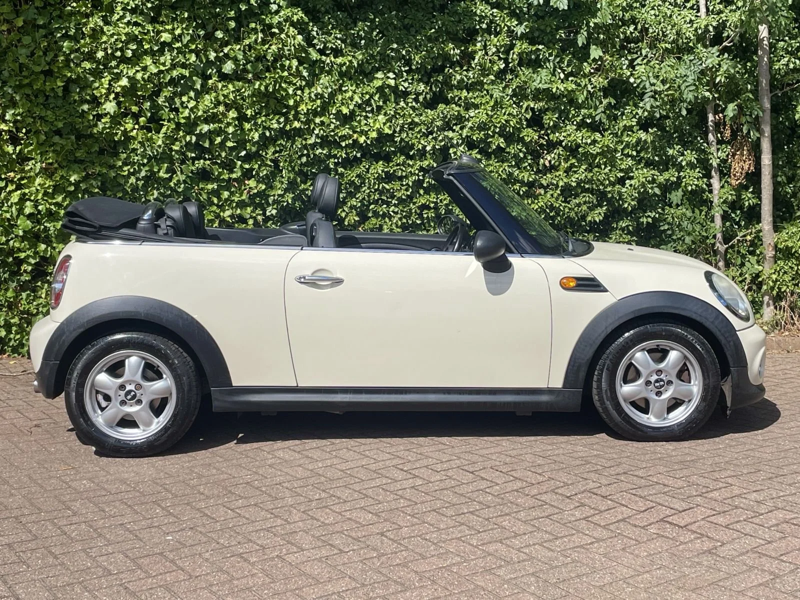 LD60 Pepper White Automatic One Convertible 2.jpg