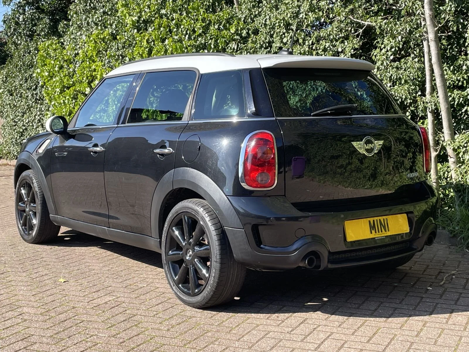 GU61 Absolute Black Metallic Countryman Cooper S Manual 20.jpg