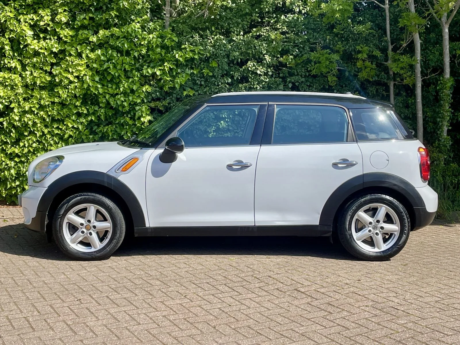 LN12 Light White Cooper Countryman Automatic 18.jpg