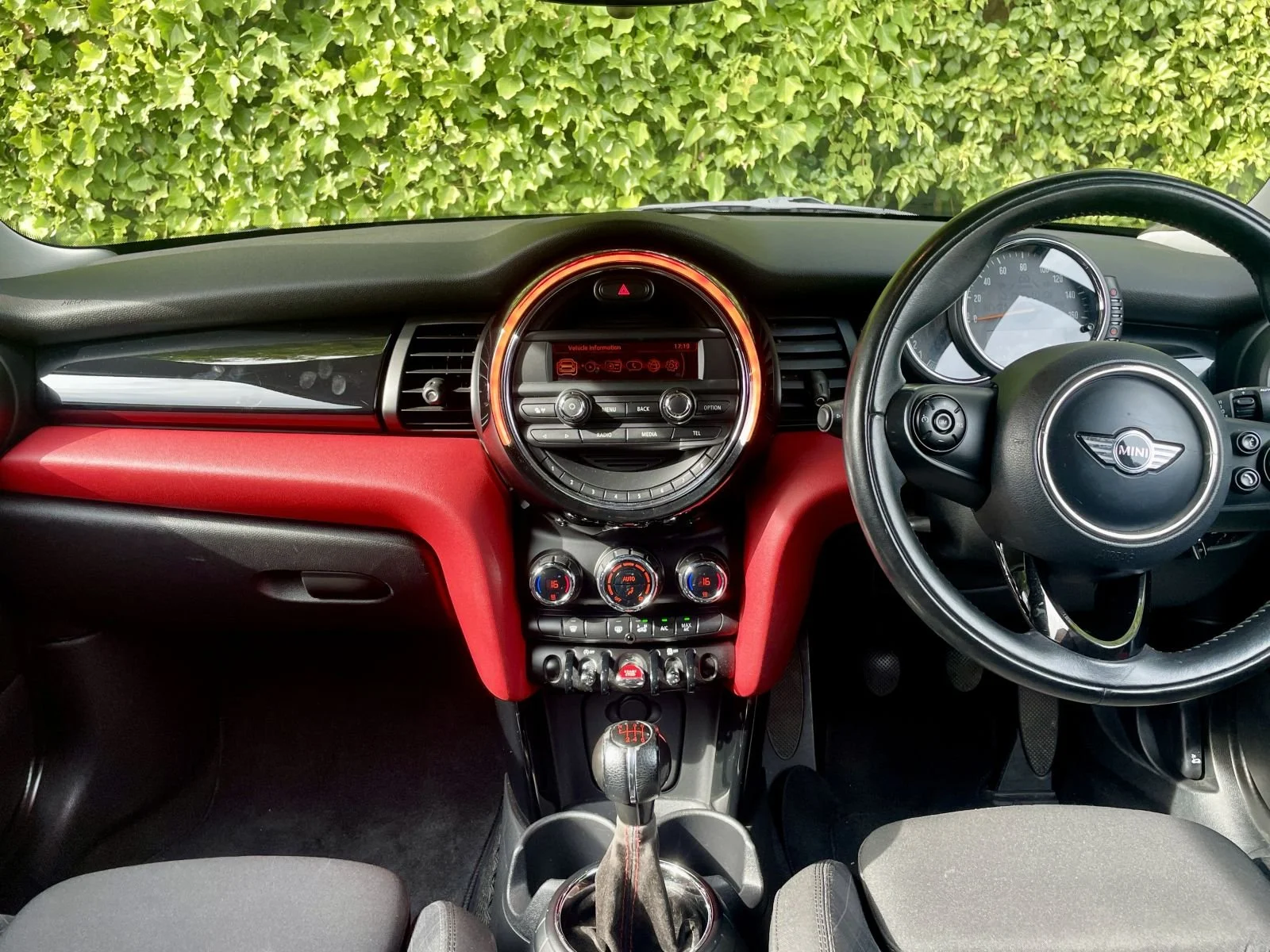 LO14 Black Cooper Manual 14.jpg
