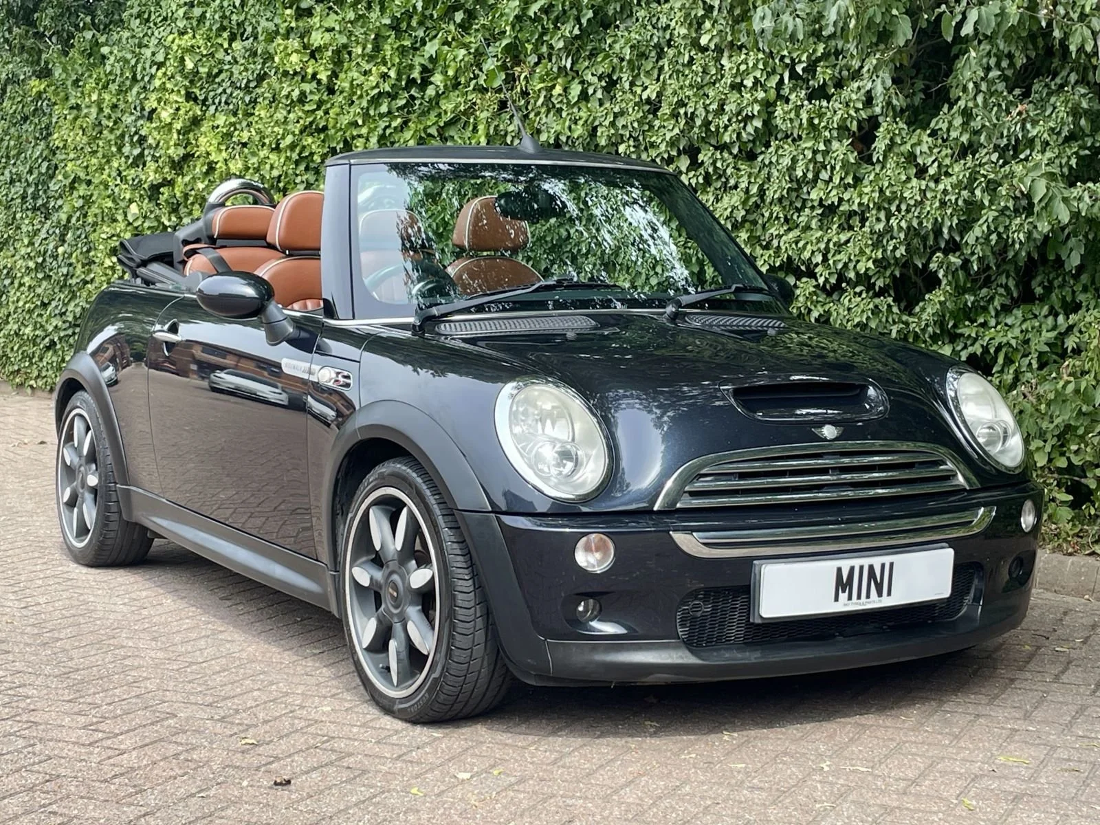 YG57 Astro Black Cooper S Sidewalk 1b.jpg