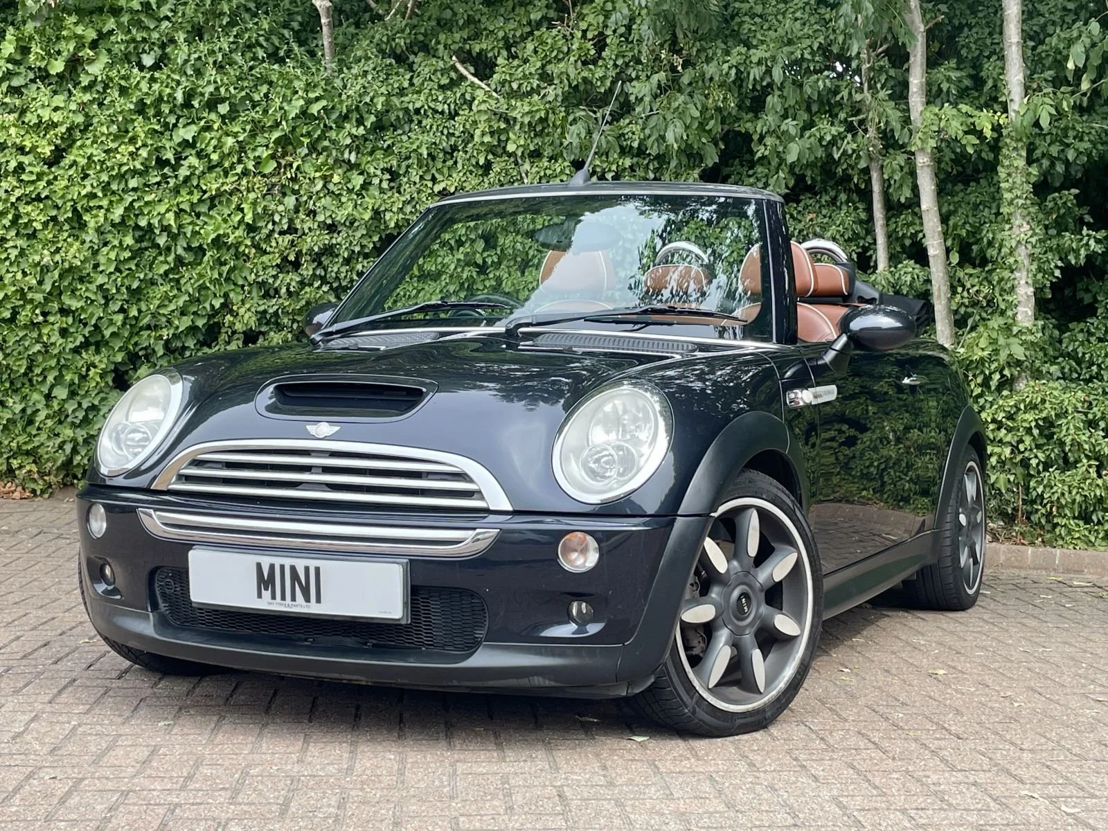 YG57 Astro Black Cooper S Sidewalk 18.jpg