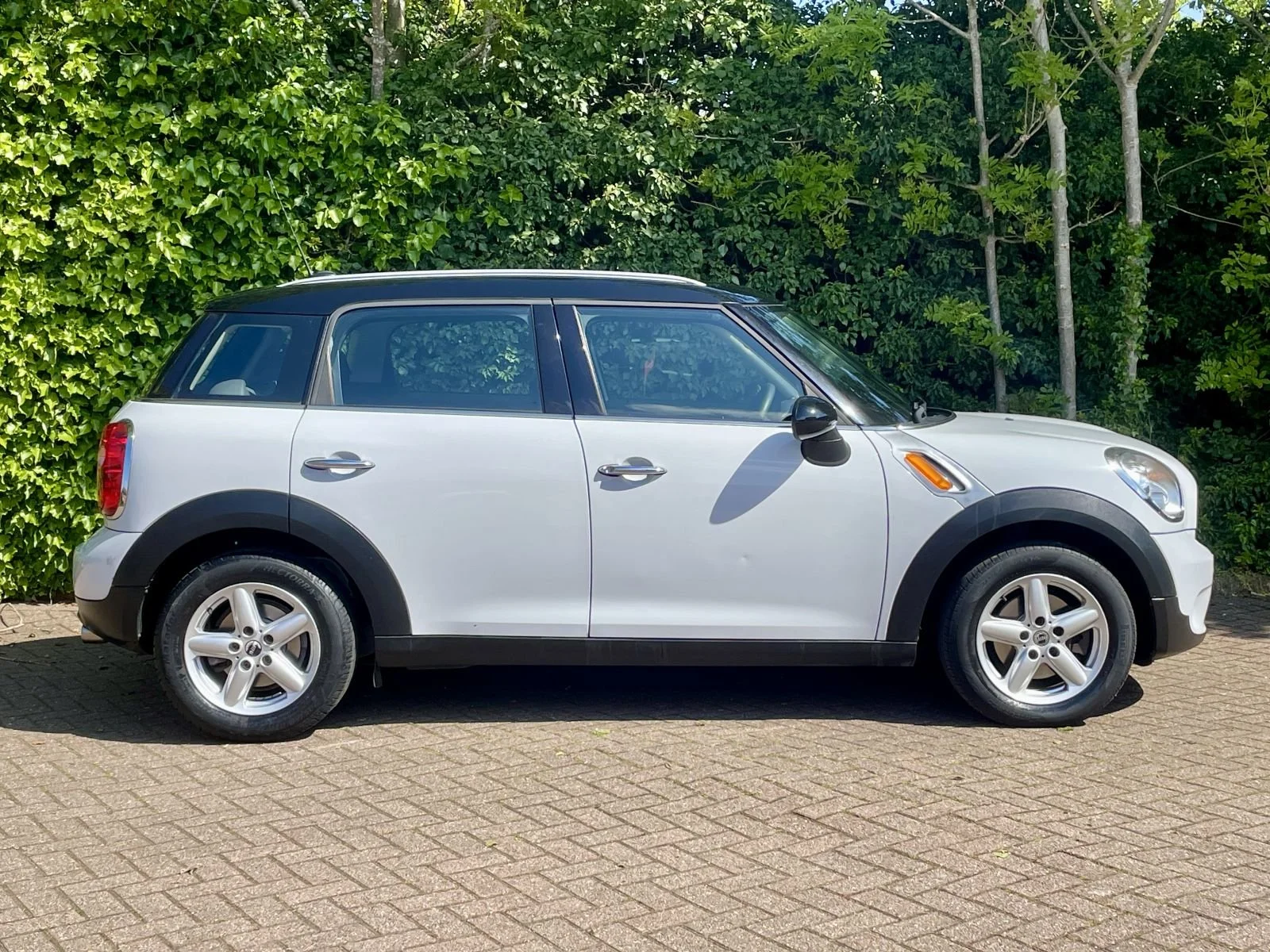 LN12 Light White Cooper Countryman Automatic 3.jpg