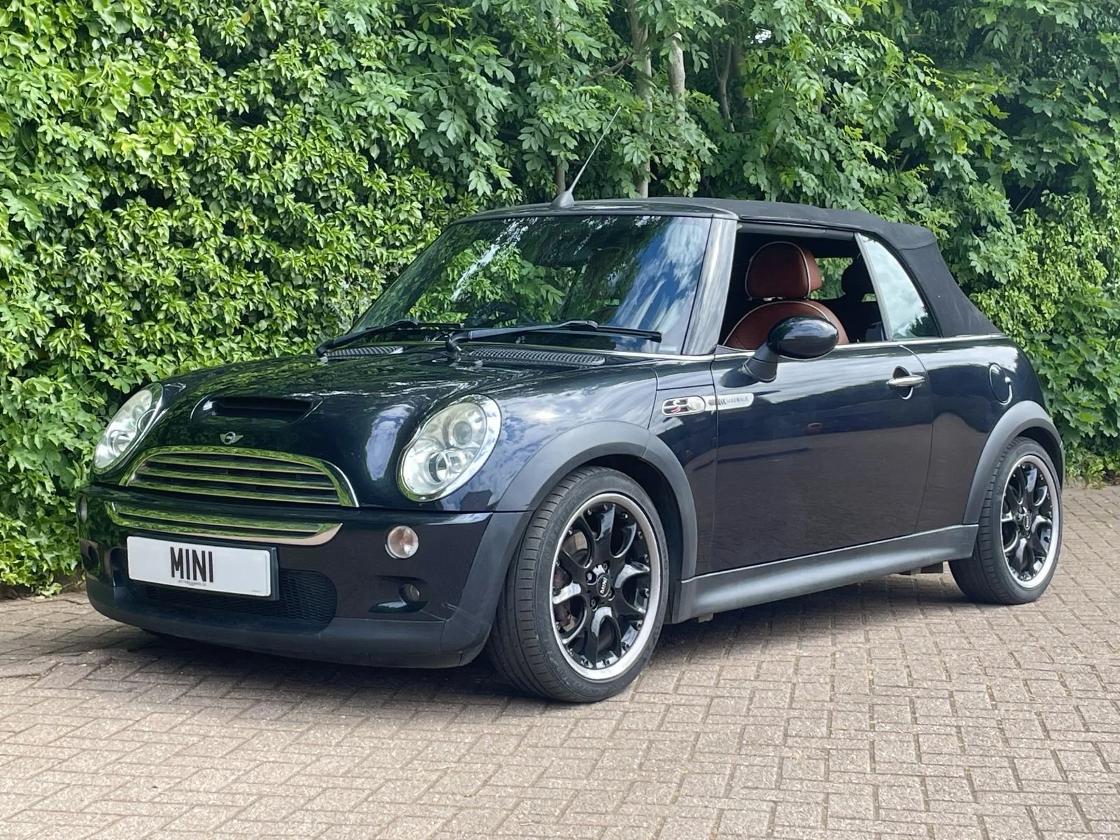MF08 Astro Black Cooper S Sidewalk Manual 17.jpg