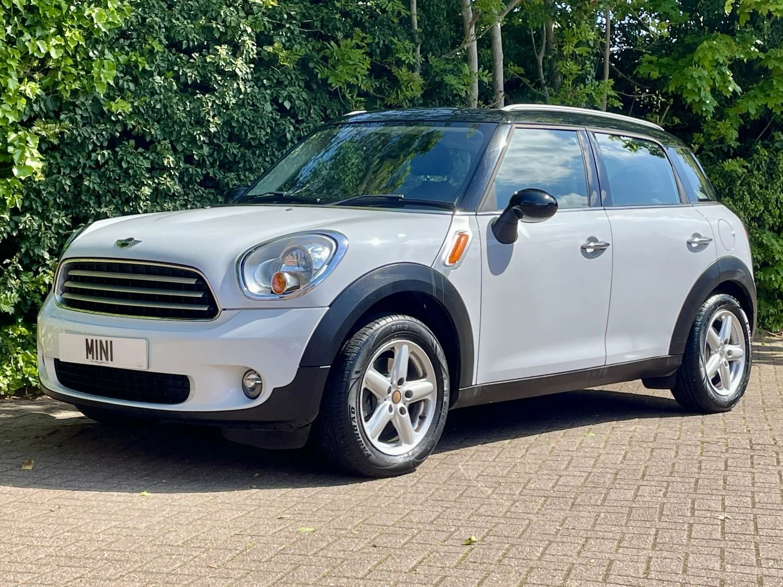 LN12 Light White Cooper Countryman Automatic 16.jpg