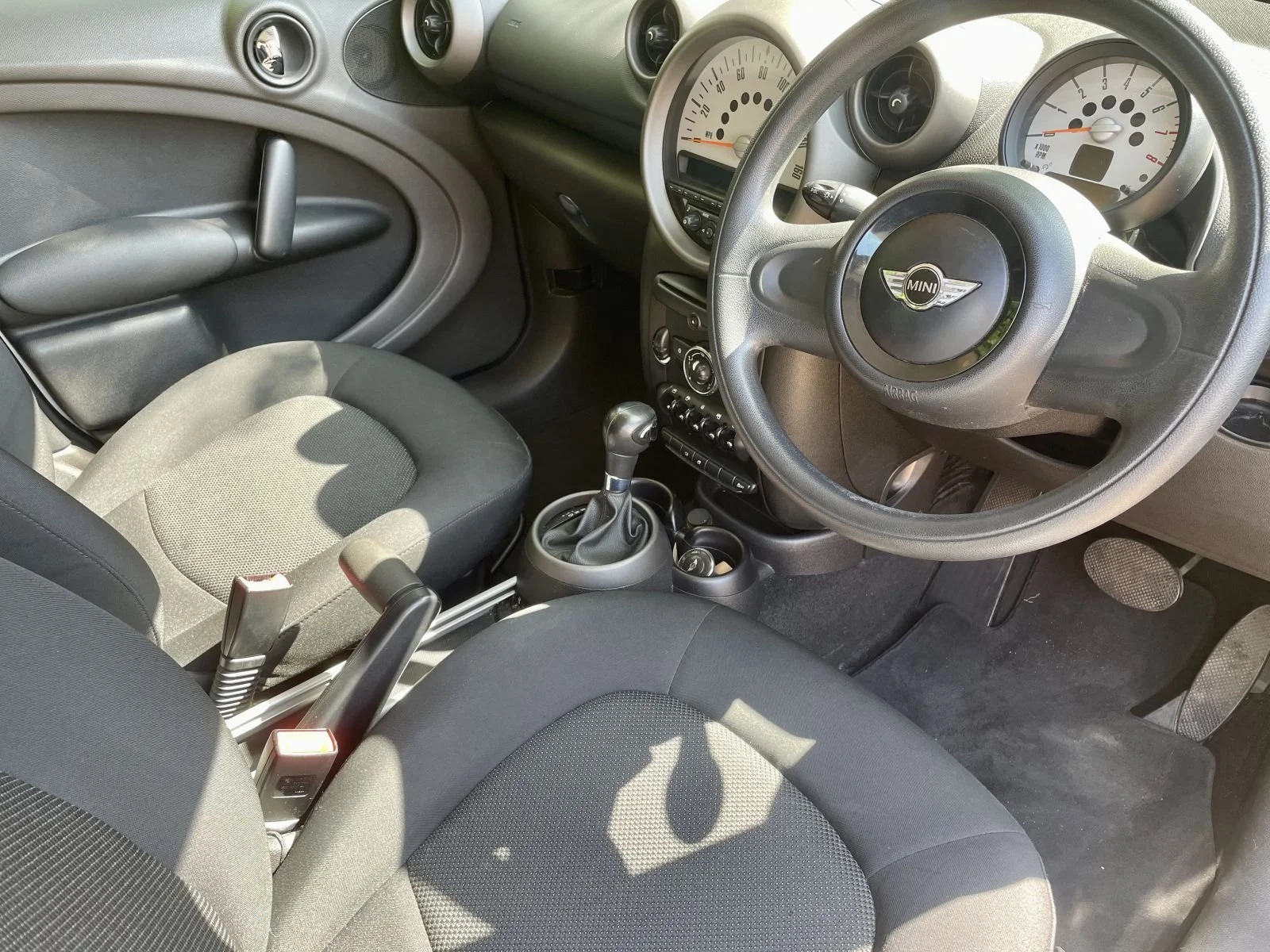 LN12 Light White Cooper Countryman Automatic 6.jpg