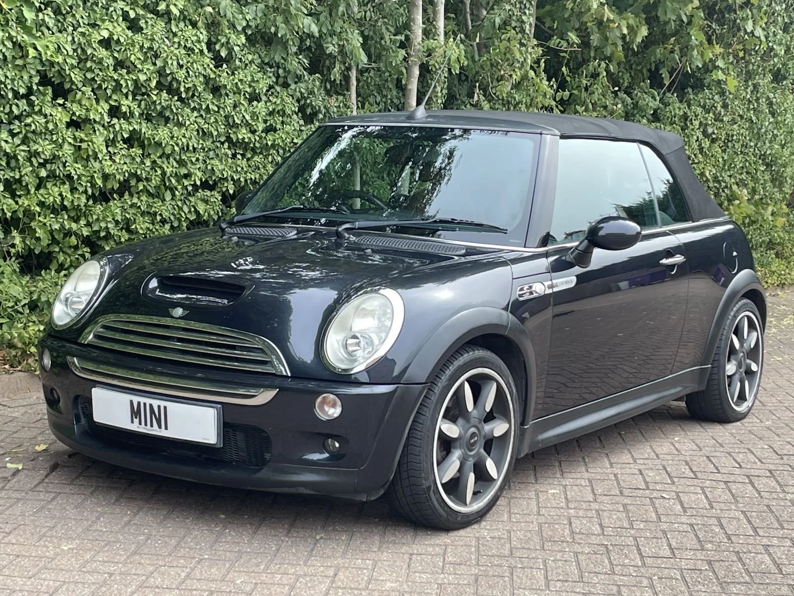 YG57 Astro Black Cooper S Sidewalk 14.jpg