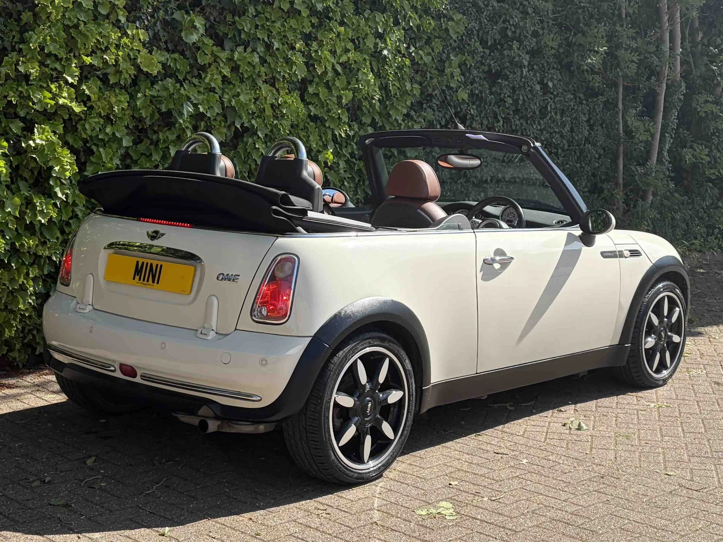 YD08 VLC White Sidewalk One 5.jpeg